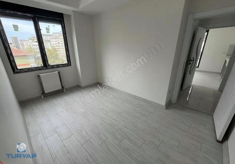 Turyap'tan Kozyatağı Minibüs Caddesi'nde Ara Kat Sıfır 2+1 - Görsel 6