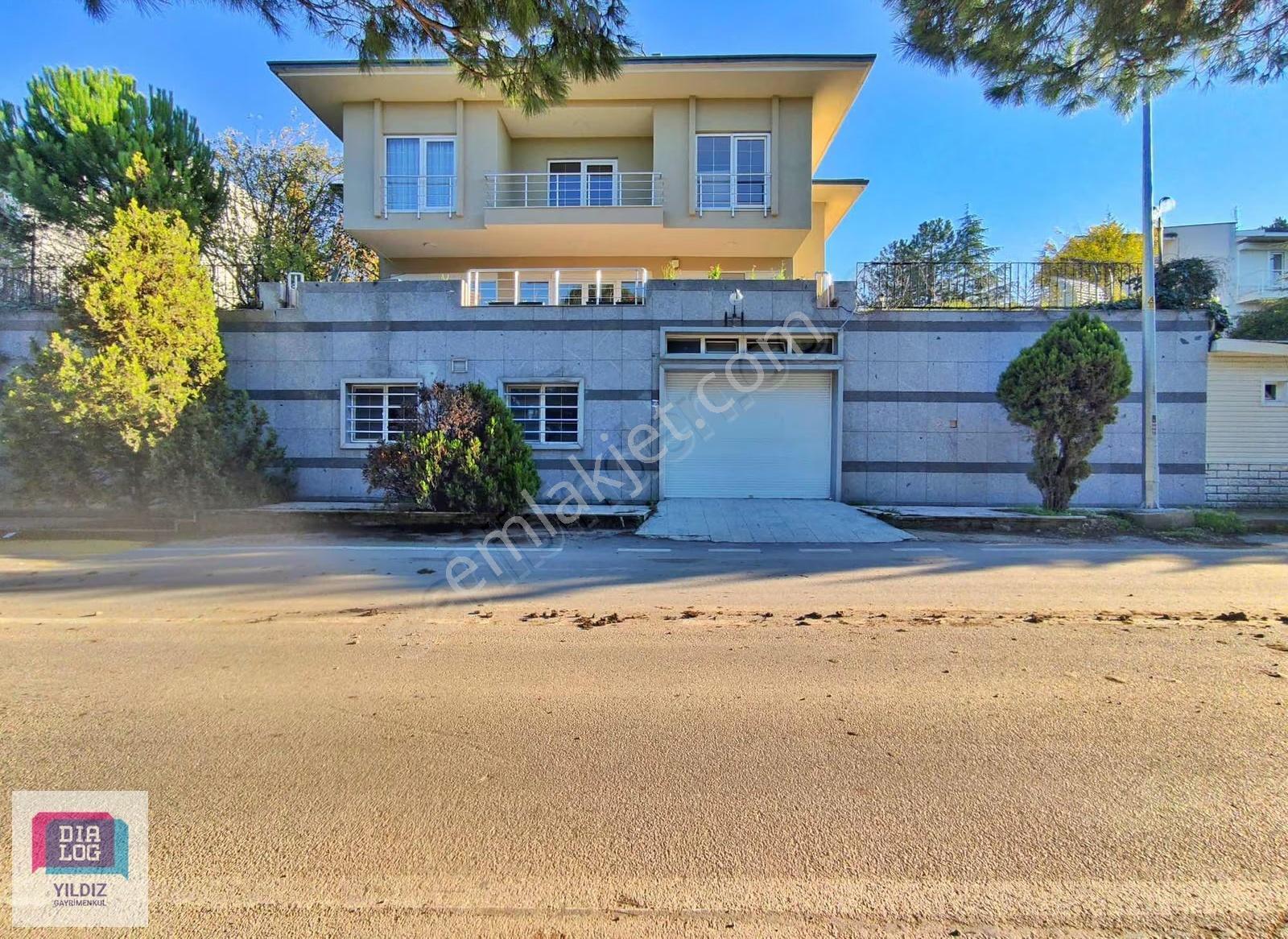 Bademli Çamlıtepe Sitesinde Müştemilatlı 8+2 Kiralık Villa - Görsel 11