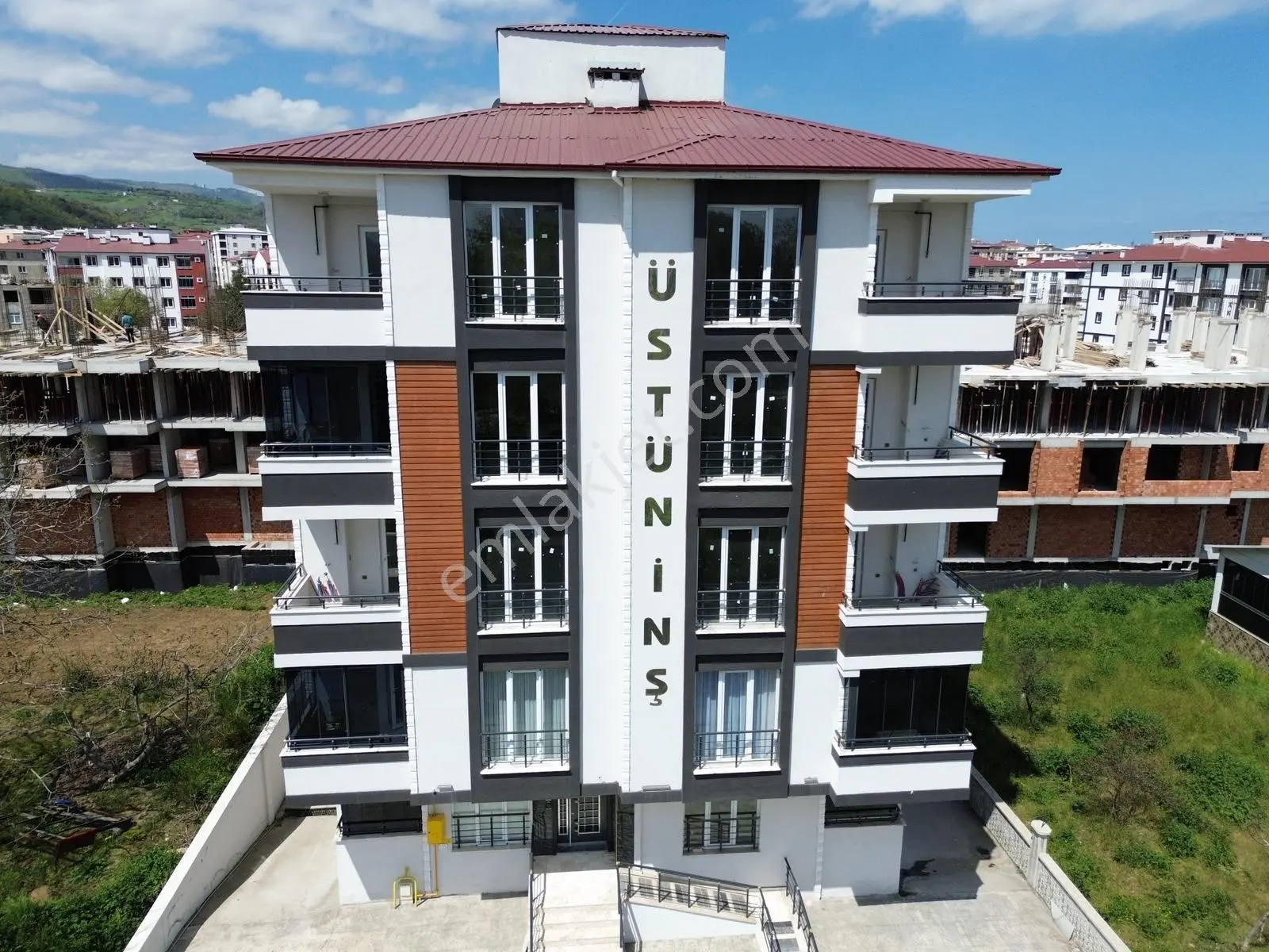 Yağmur Emlaktan Cadde Cepheli Ara Kat Ferah Sıfır 3+1 Daire