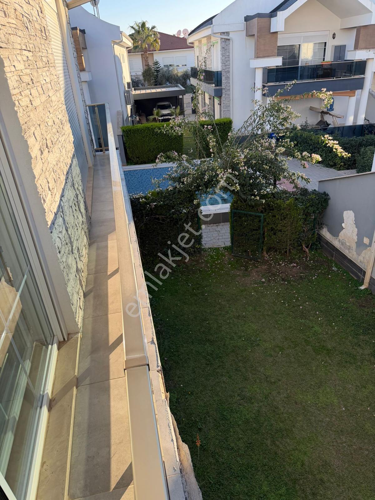 Site İçi Lüks Kendine Ait Otoparklı Ve Bahçe Kullanımlı Villa - Görsel 8
