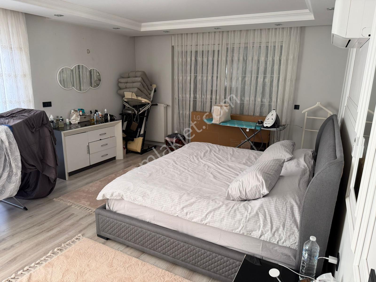 Site İçi Lüks Kendine Ait Otoparklı Ve Bahçe Kullanımlı Villa - Görsel 12
