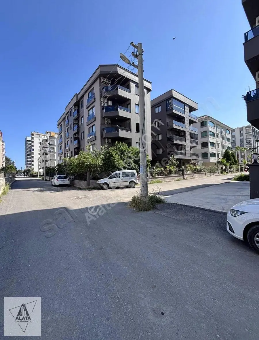 Aşağı Alata'da 3 Cephe Kısmi Manzaralı Geniş Oturum Denize 150m - Görsel 5