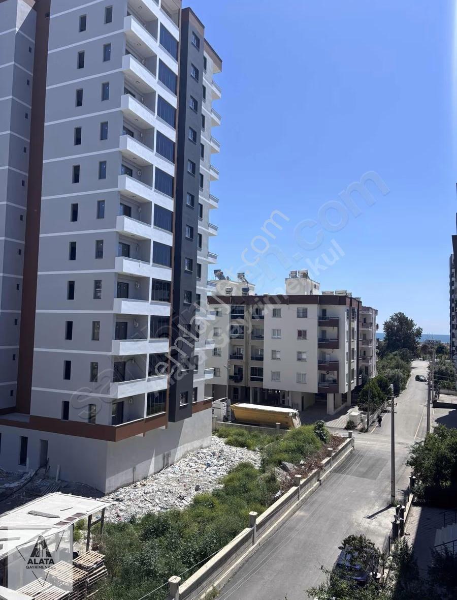 Aşağı Alata'da 3 Cephe Kısmi Manzaralı Geniş Oturum Denize 150m