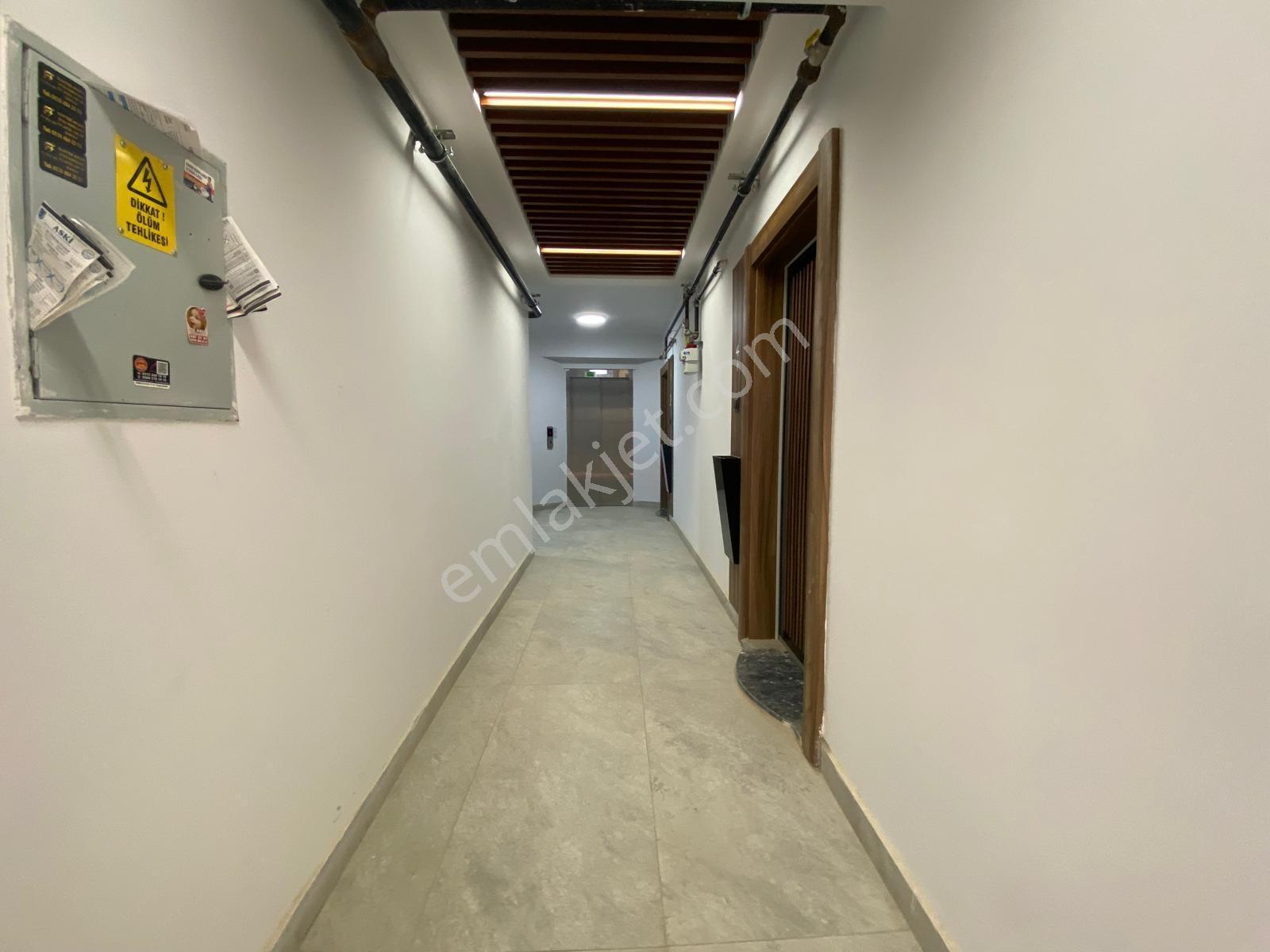 Alaçatı'dan İncek'te Bulvara 50 M Sıfır Eşyalı 1+1 Kiralık - Görsel 24