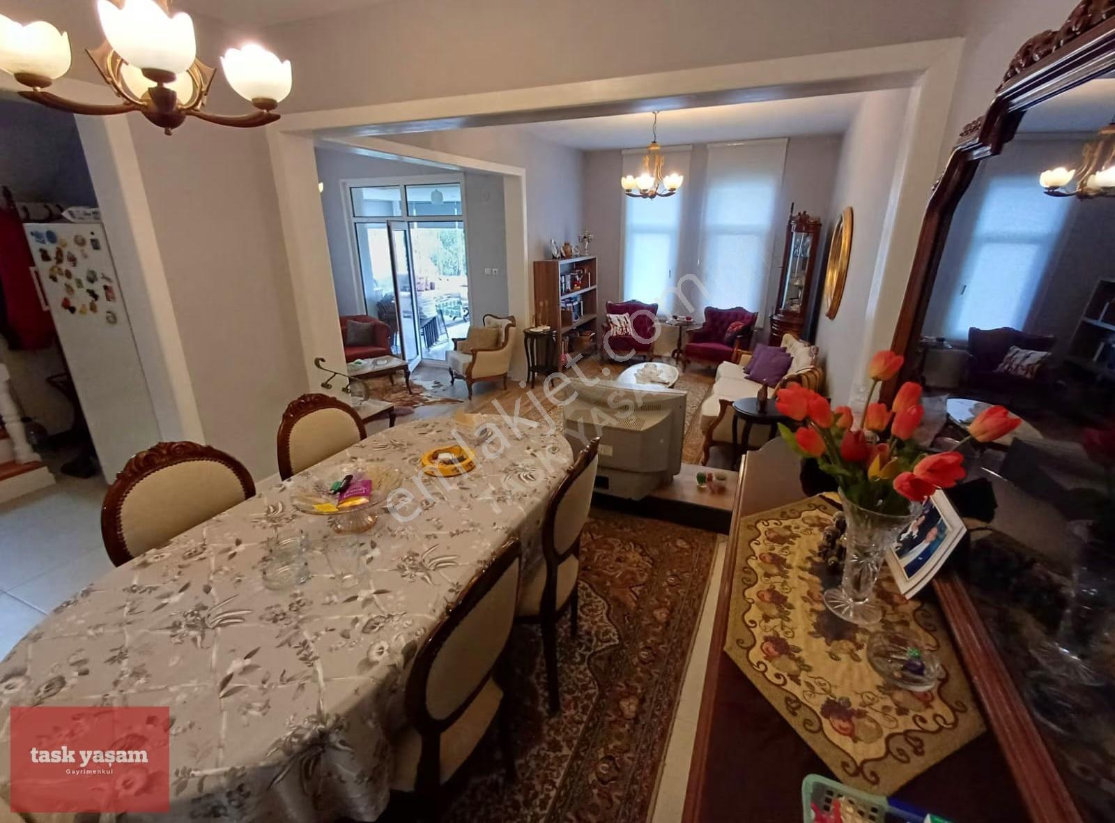 Sapanca'da Site İçi 485m2 Arsa Paylı Satılık Geniş Ferah Villa - Görsel 18