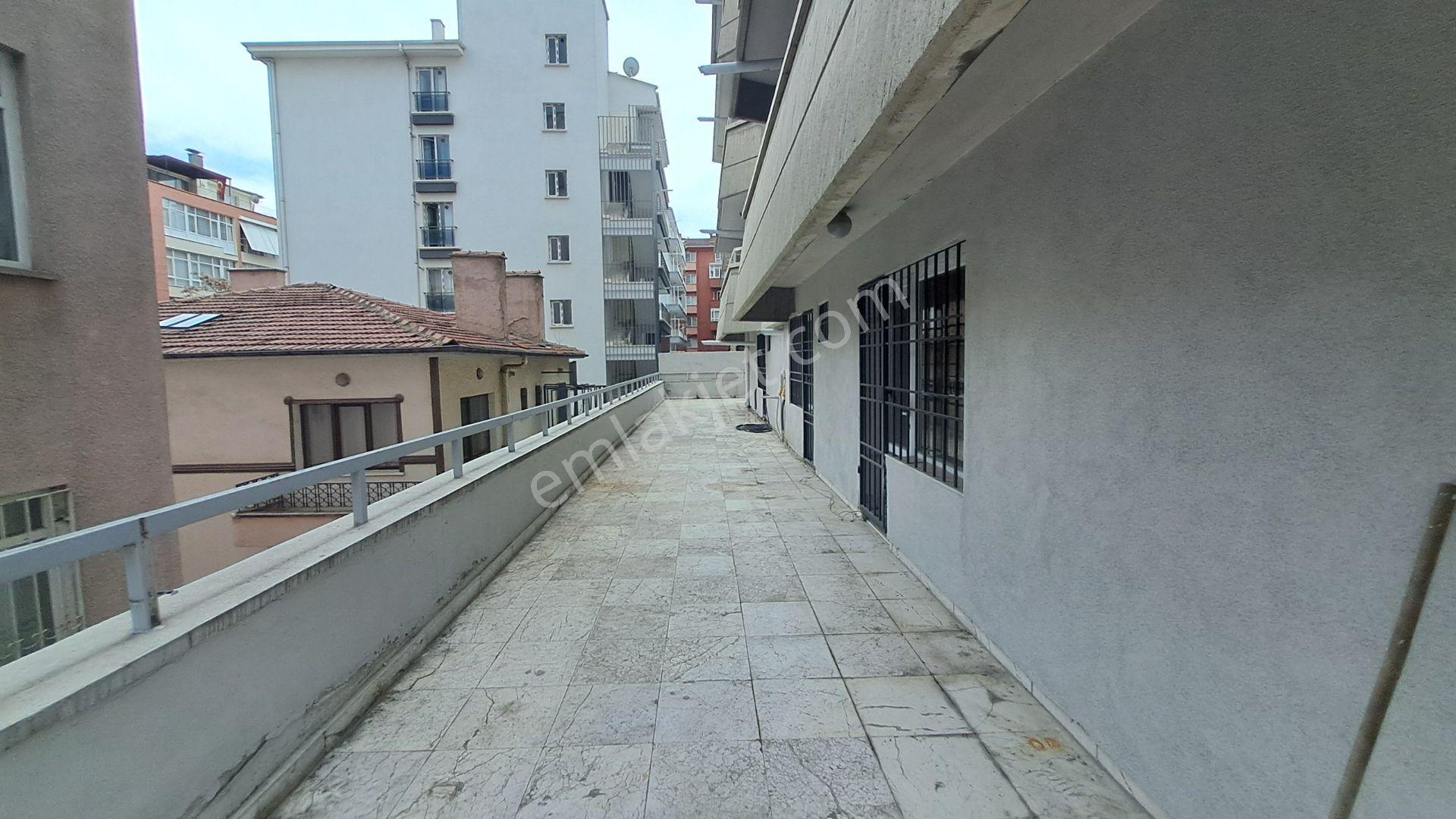 Kızılay Ziya Gökalp Caddesi Ted Yakını 2+1 Teras Kullanımlı Daire - Görsel 22