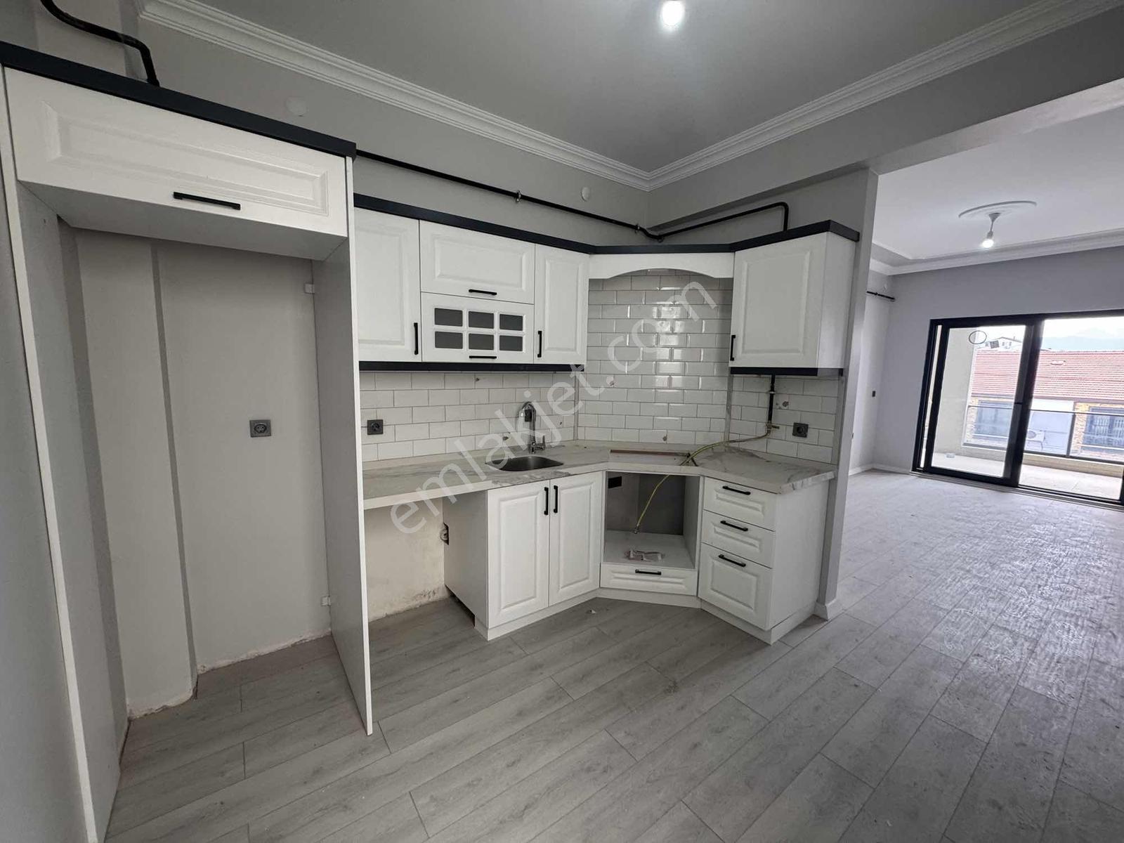 Ayşe Emlak'tan Satılık 2+1 Asansörlü Kapalı Garajlı Daire