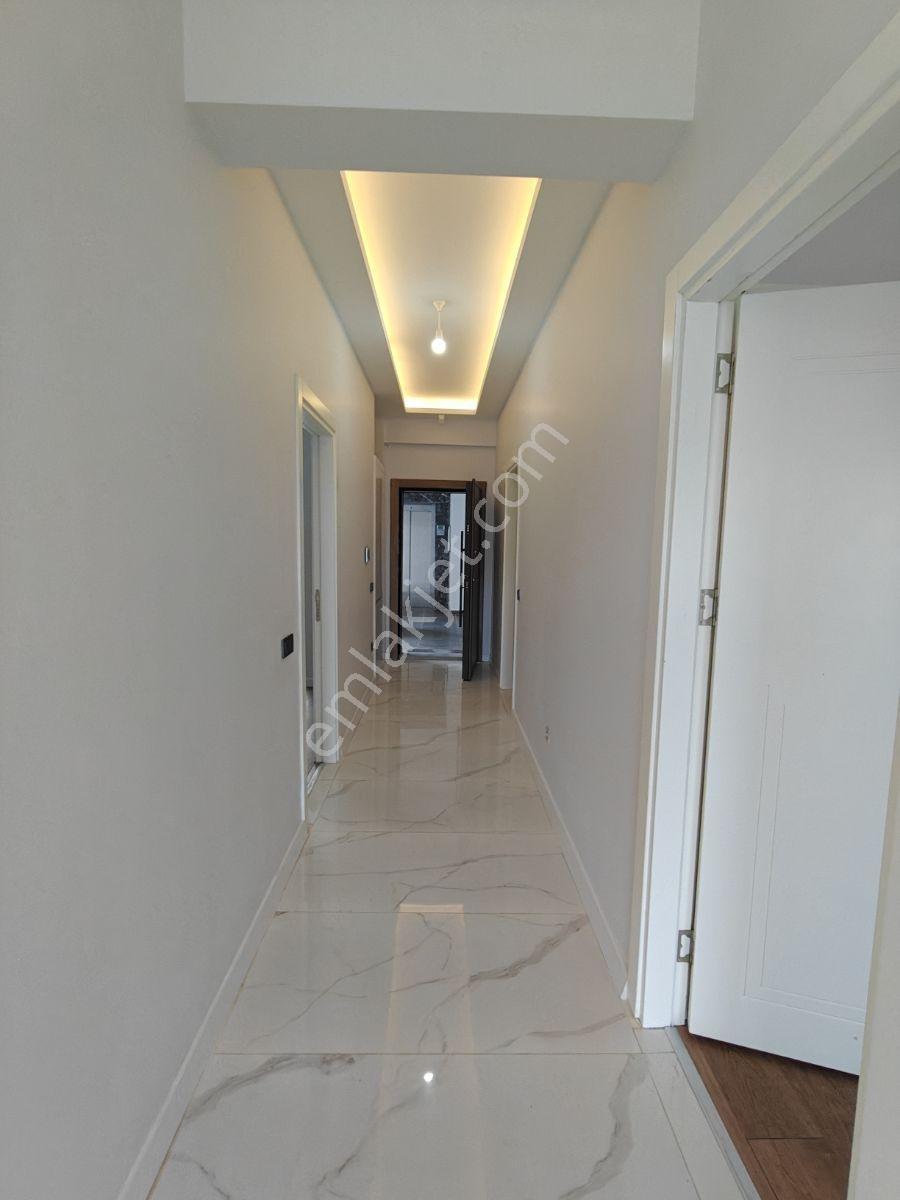 Kuşadası'nda Kapalı Otoparklı Havuzlu Kombili 2+1 Lüks Daire - Görsel 13
