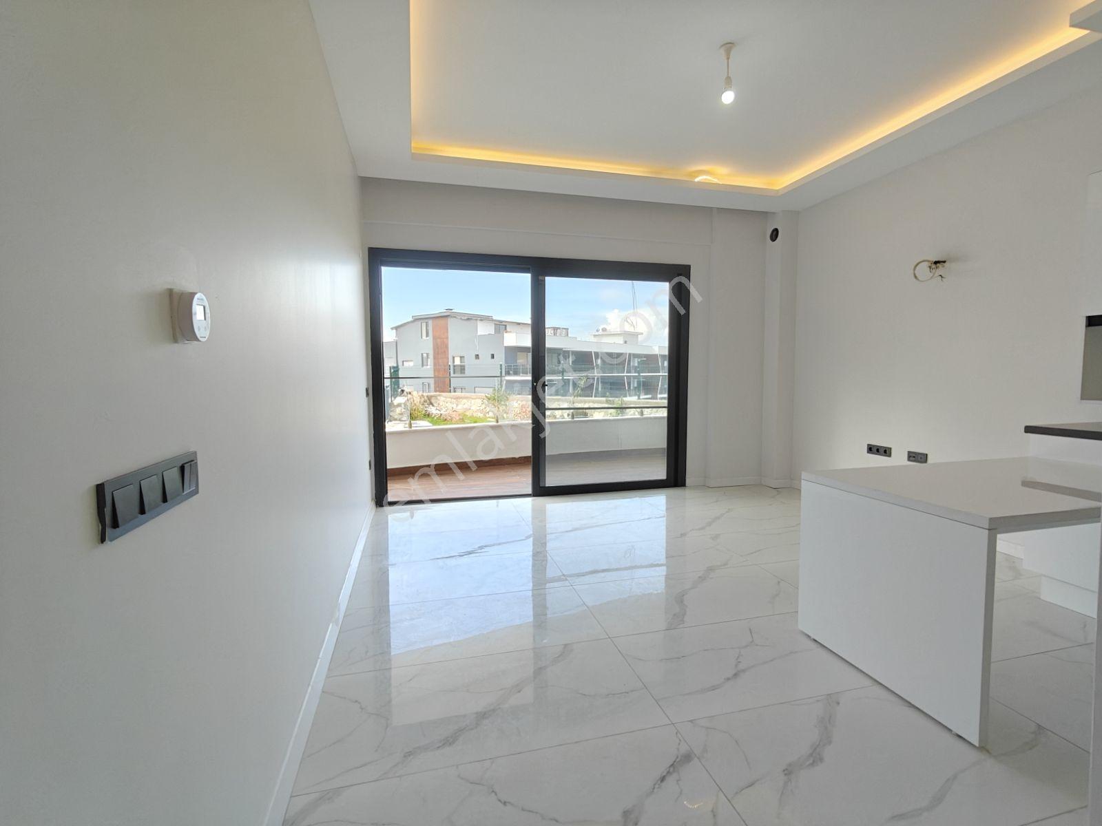 Kuşadası'nda Kapalı Otoparklı Havuzlu Kombili 2+1 Lüks Daire - Görsel 19