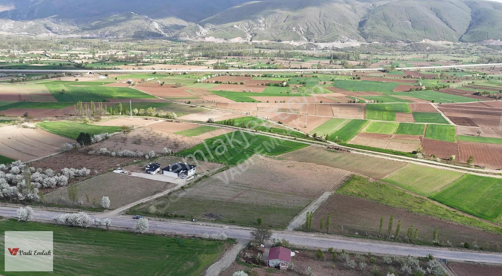 Yazıbaşı Köyünde Ana Yola Cephe 2.100m² Satılık Tarla Vadi Emlak - Görsel 2