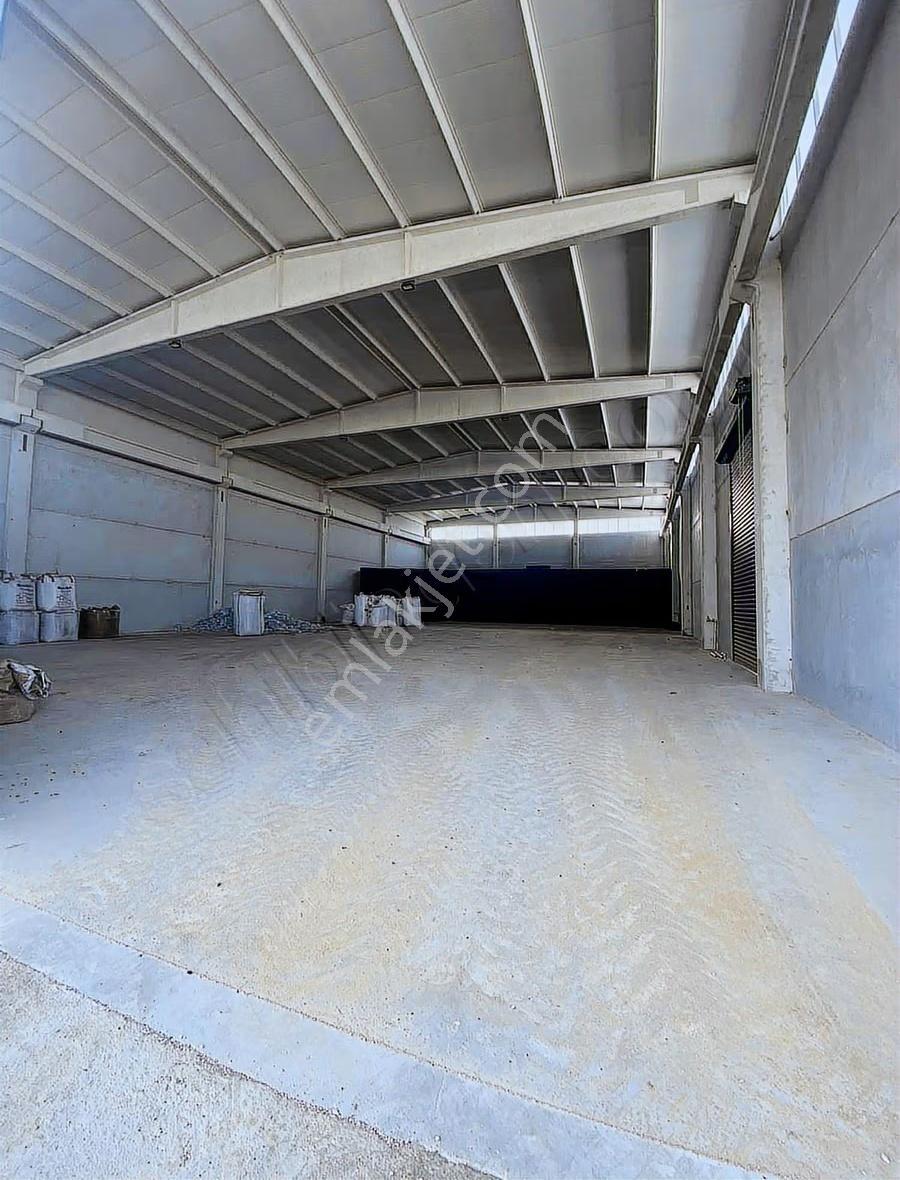 Sanayi Sitesi'nde 1200 Metre Kaplı Ticaret Dükkan Kiralık