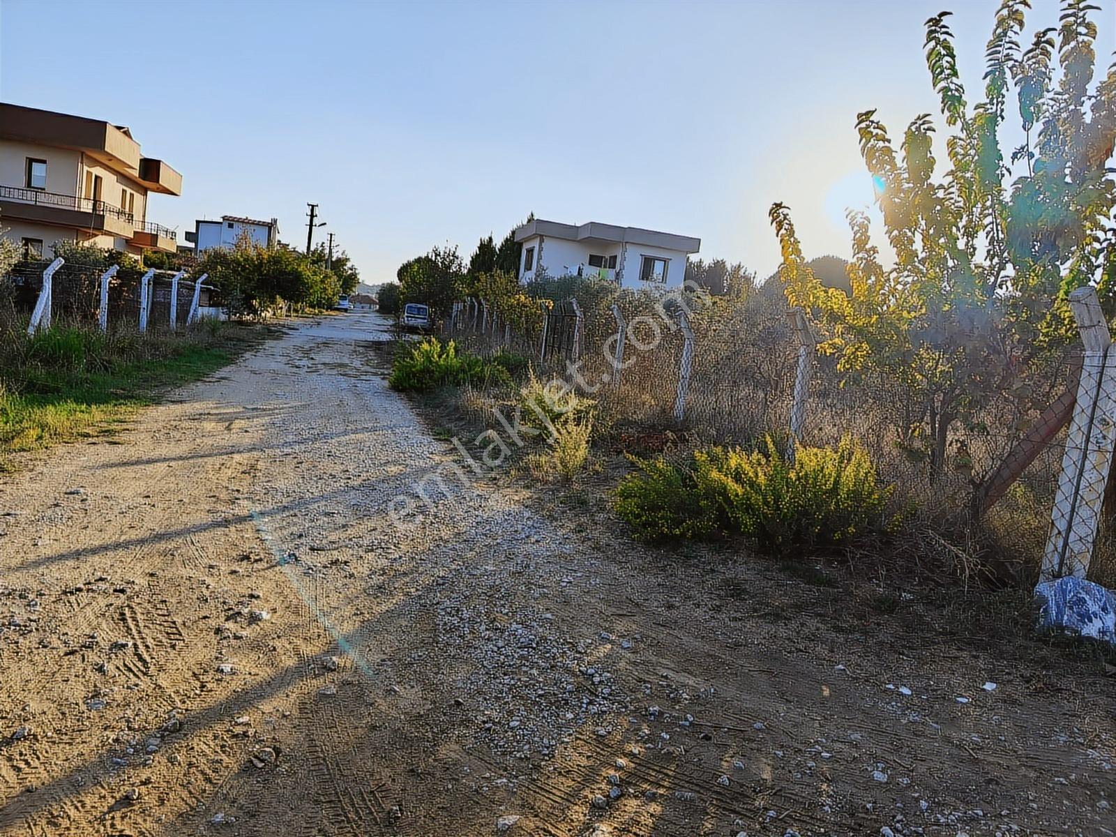 Kuşadası Yeniköy De Köşe Konumlu Arsa