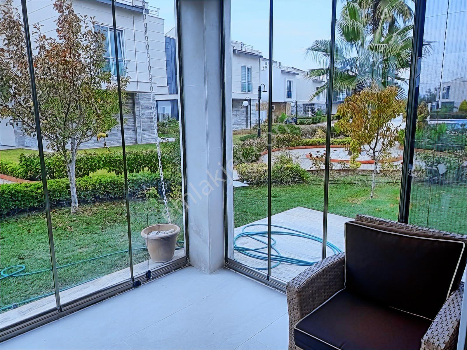 Kuşadası Karaova'da Havuzlu Sitede Müstakil 4+1 Villa - Görsel 9