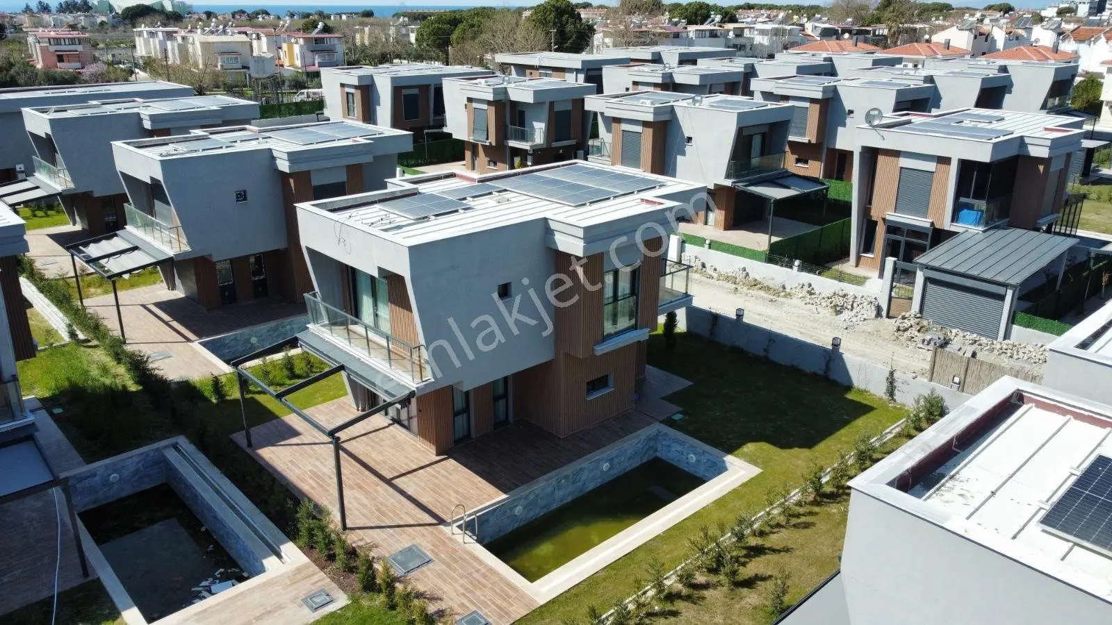Kuşadası Davutlar Sahilde Özel Havuzlu Sıfır Lüks Villa