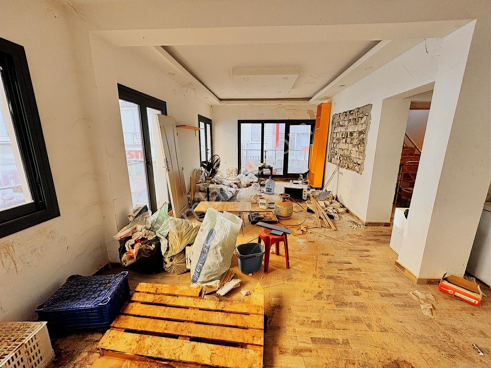 Karşıyaka Çarşı Kiralık Ofis Katı 1. Kat İşyeri Balkonlu