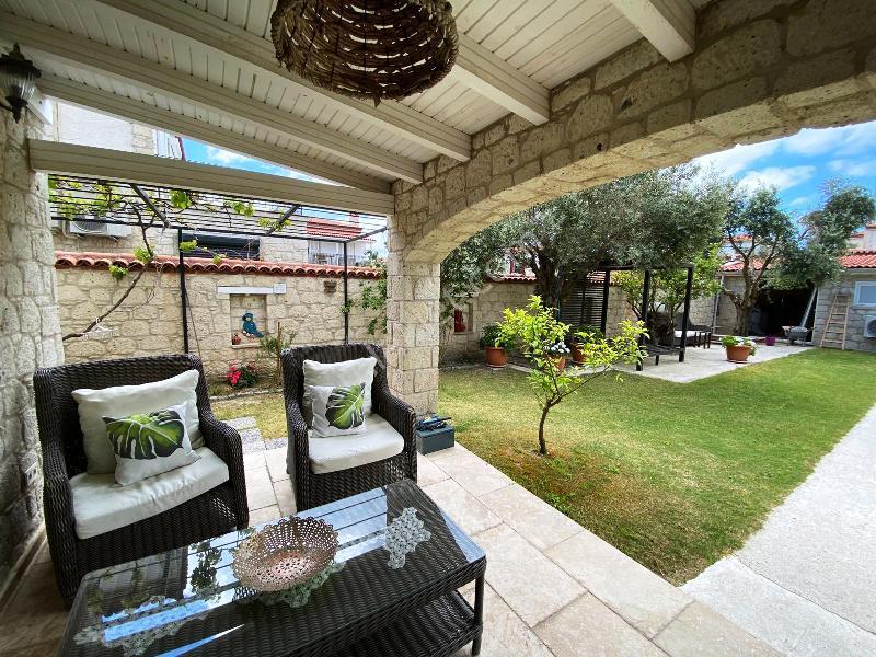 Alaçatı'da 525 M2 Arsa İçinde Yüzme Havuzlu 5+1 Sezonluk Kiralık Müstakil Taş Villa - Görsel 13