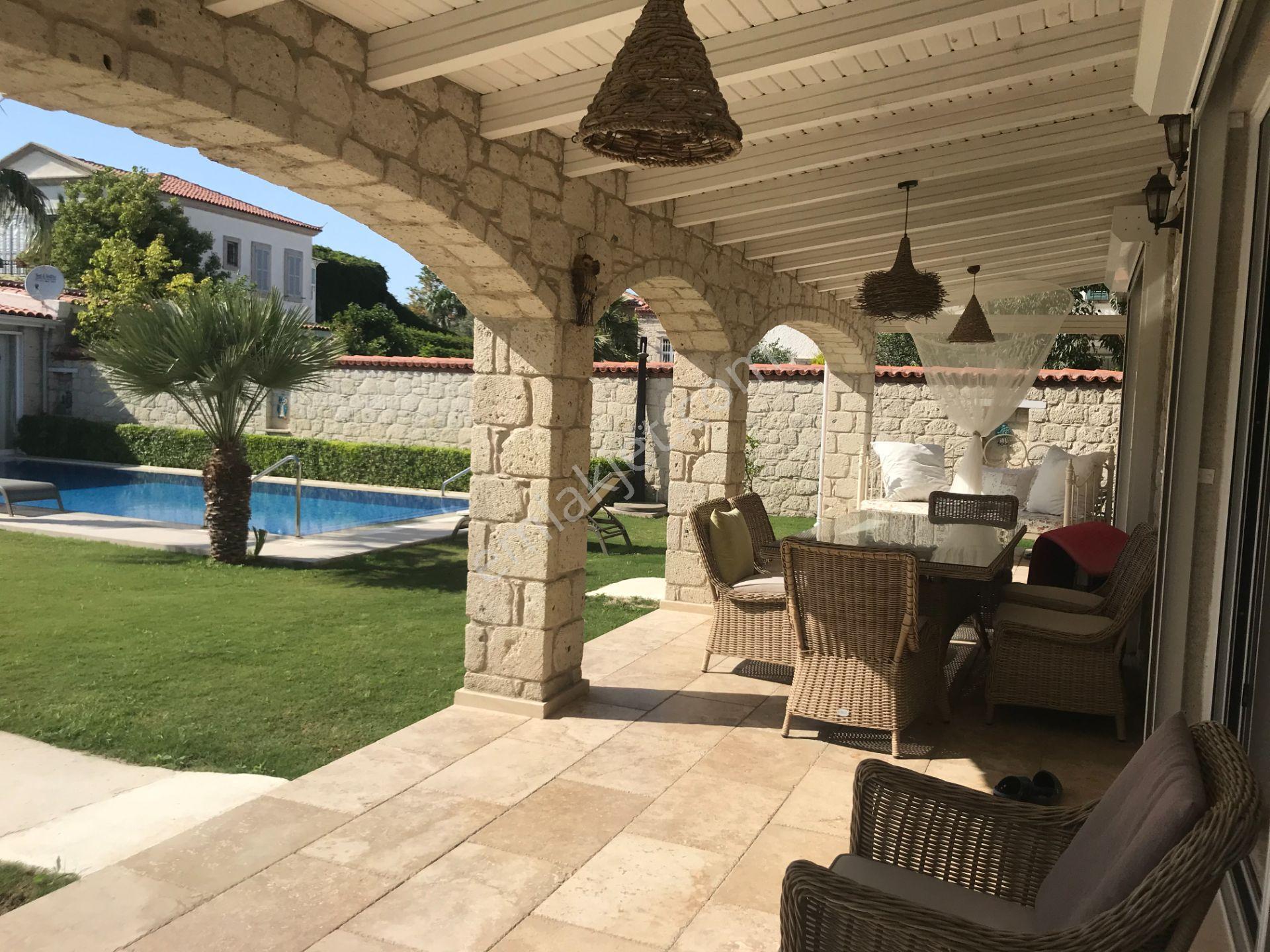 Alaçatı'da 525 M2 Arsa İçinde Yüzme Havuzlu 5+1 Sezonluk Kiralık Müstakil Taş Villa - Görsel 7