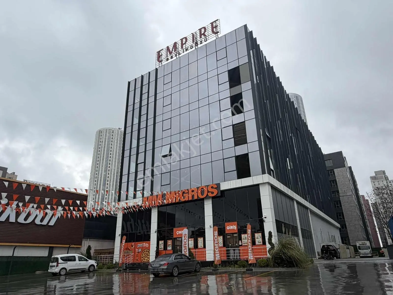 Empire Beylikdüzü E-5 Üzerinde Metrobüs Yanı Kiralık 1+0 Ofis