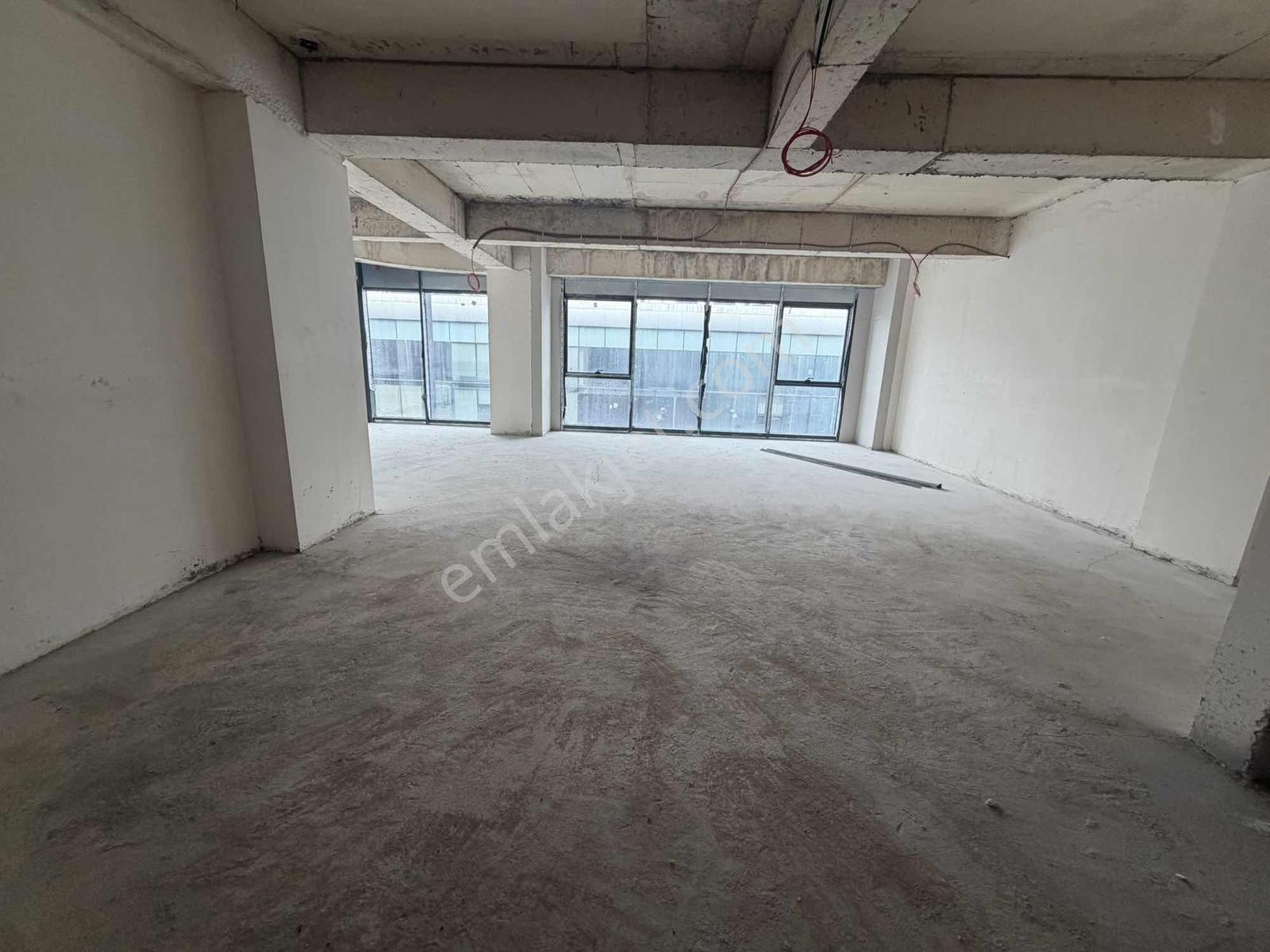 Empire Beylikdüzü E-5 Üzerinde Metrobüs Yanı Kiralık 1+0 Ofis - Görsel 2