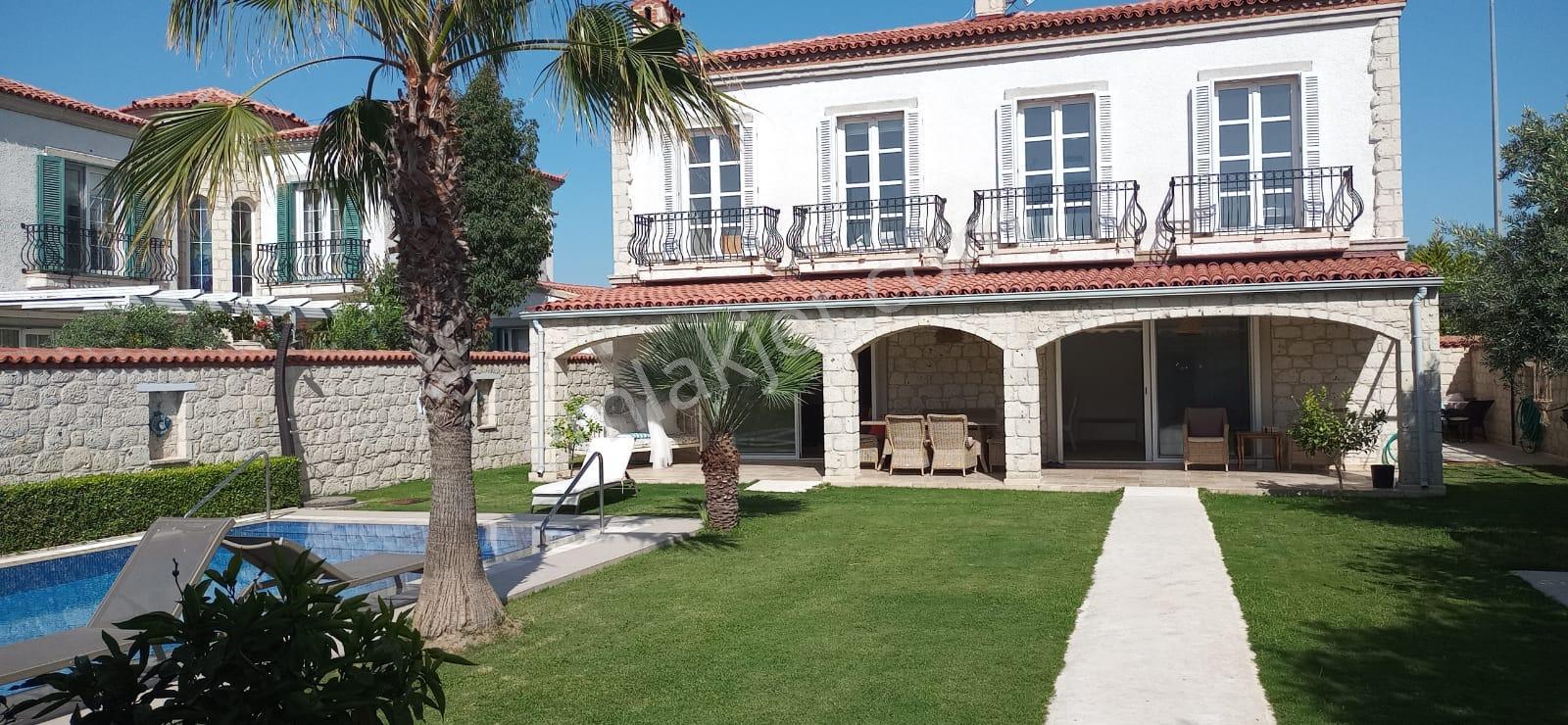 Alaçatı'da 525 M2 Arsa İçinde Yüzme Havuzlu 5+1 Satılık Müstakil Taş Villa - Görsel 3