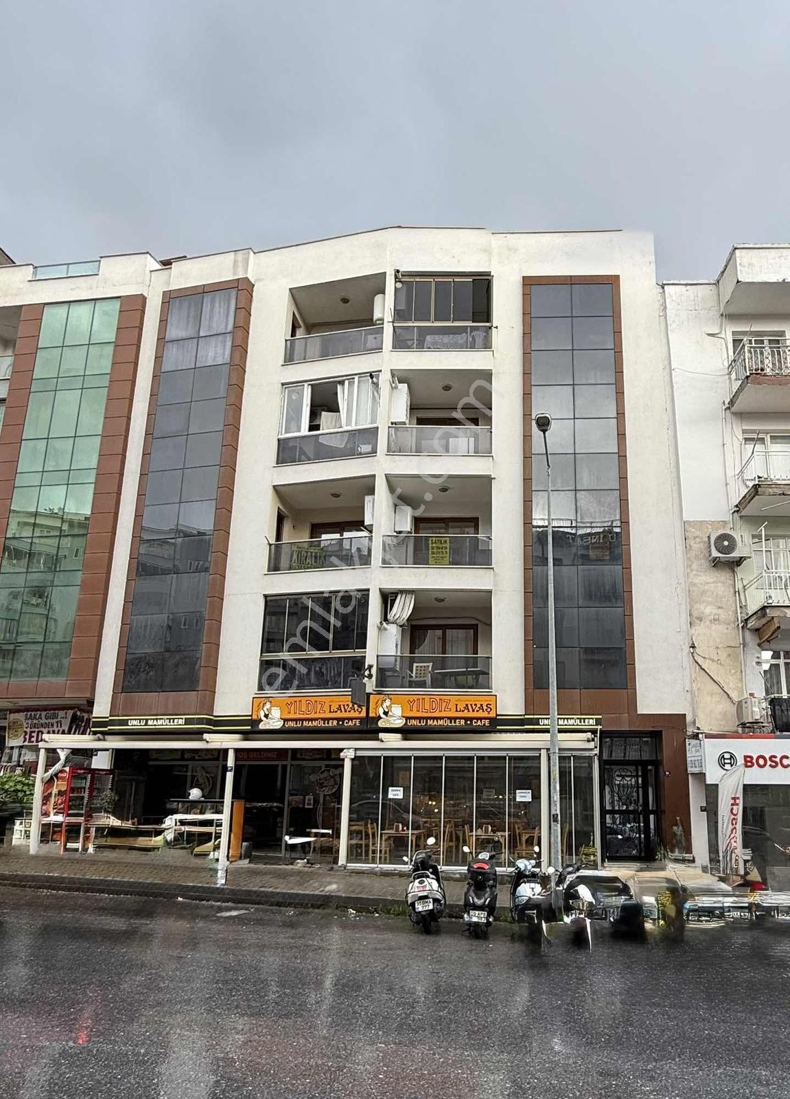 Kuşadası Merkeze Yakın Cadde Üzeri 2+1 Arakat Satılık Daire