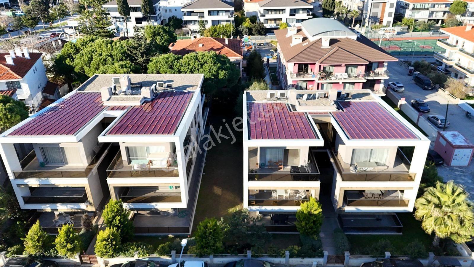 Çeşme Marina Bölgesi Asansörlü Geniş Balkonlu 2+1 Lüks Daire
