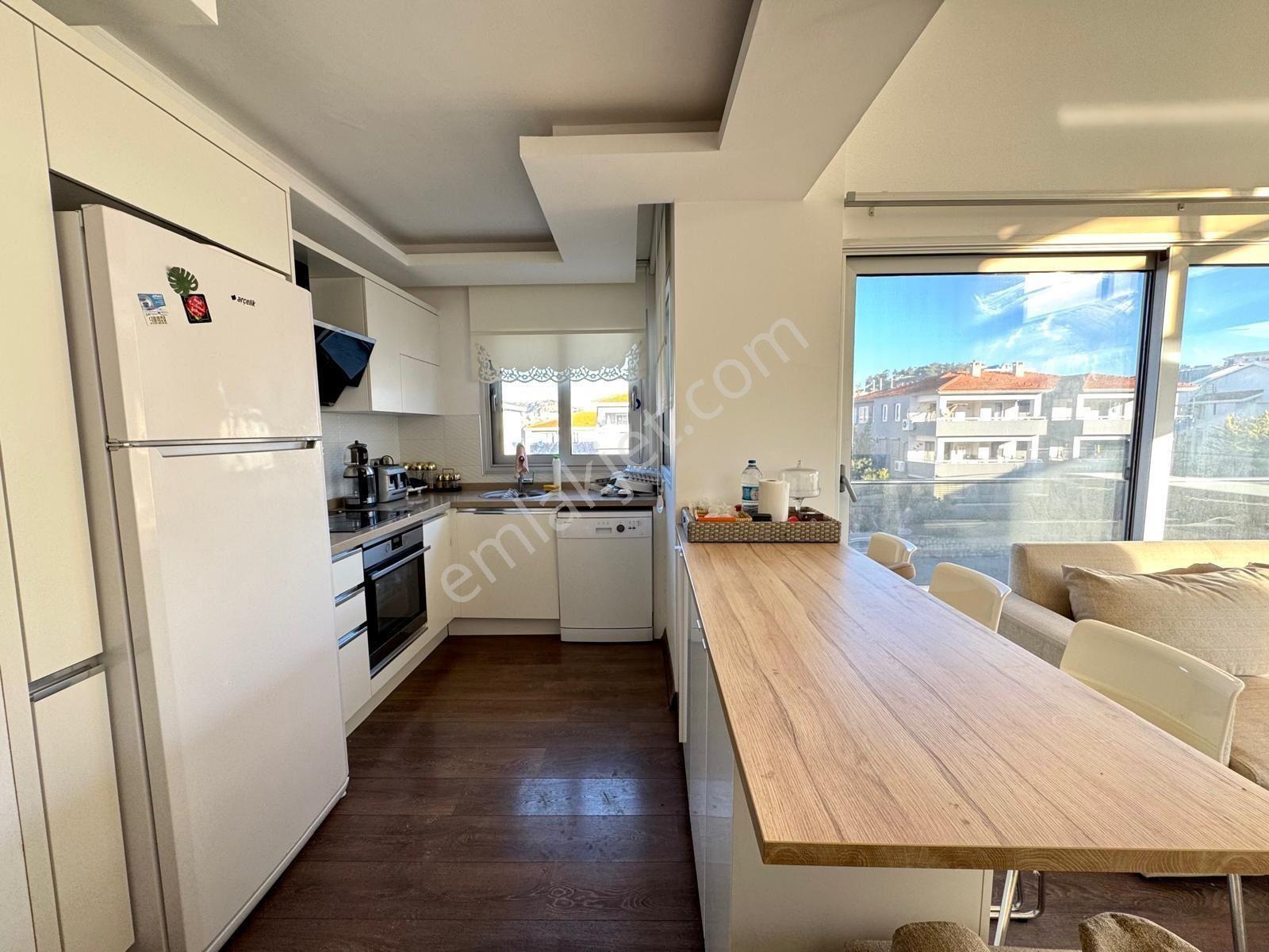Çeşme Marina Bölgesi Asansörlü Geniş Balkonlu 2+1 Lüks Daire - Görsel 10