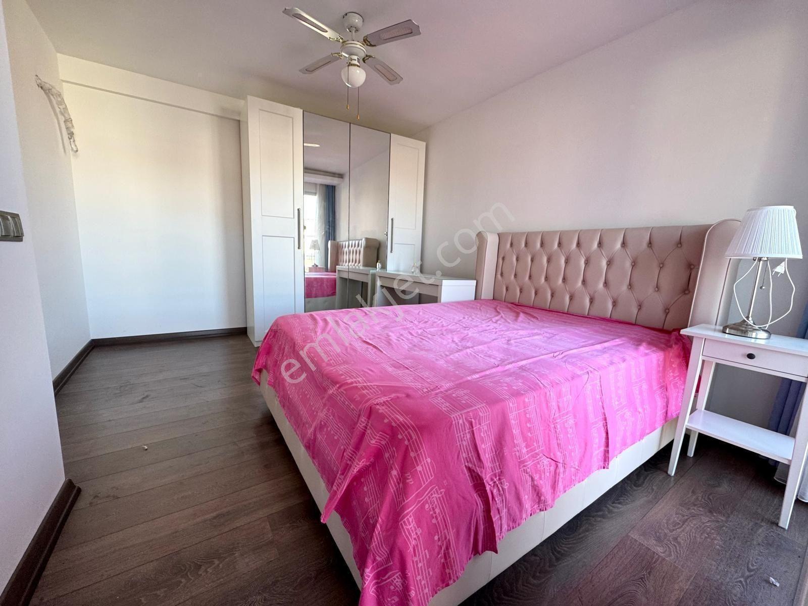 Çeşme Marina Bölgesi Asansörlü Geniş Balkonlu 2+1 Lüks Daire - Görsel 12