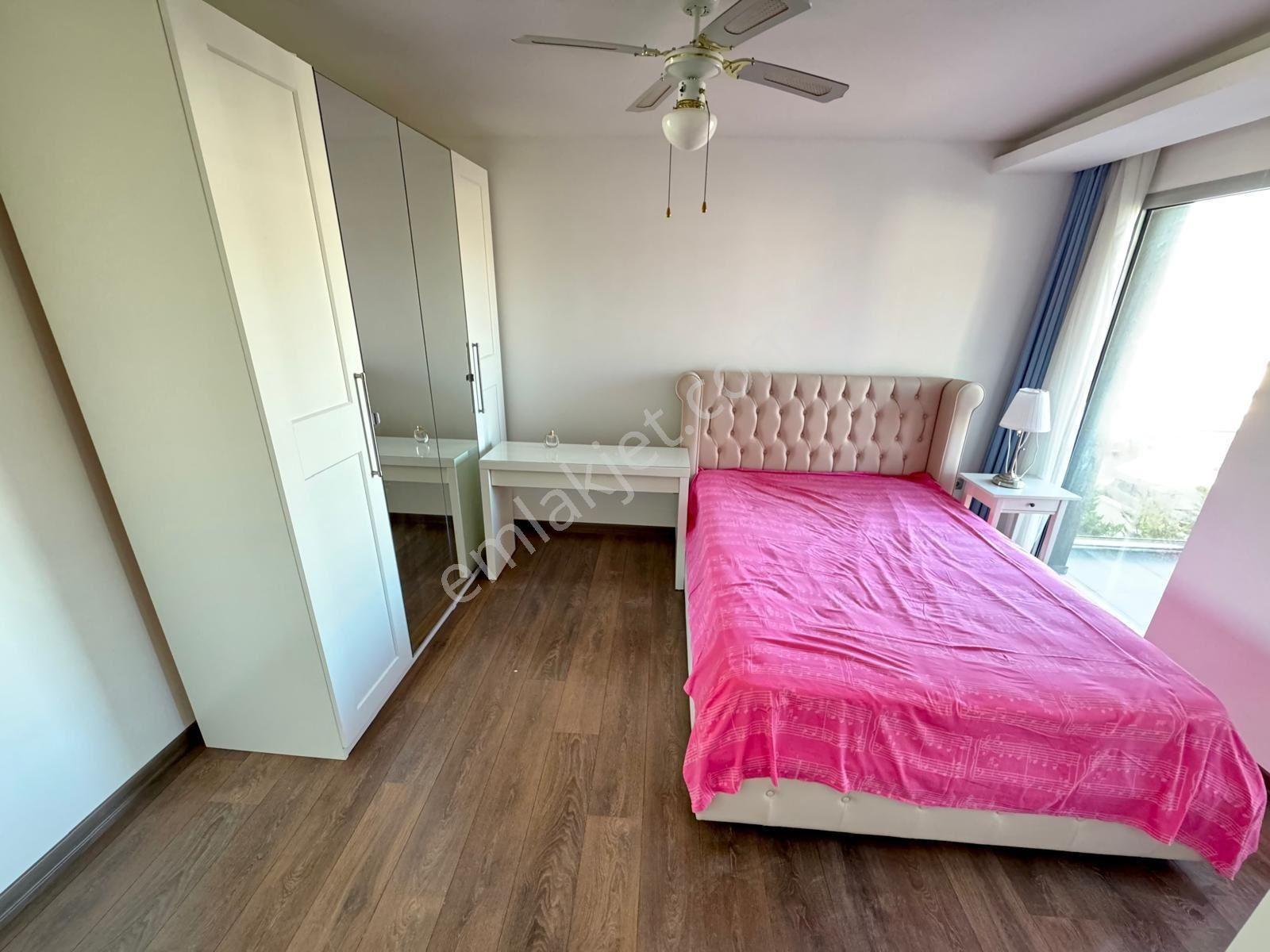 Çeşme Marina Bölgesi Asansörlü Geniş Balkonlu 2+1 Lüks Daire - Görsel 13