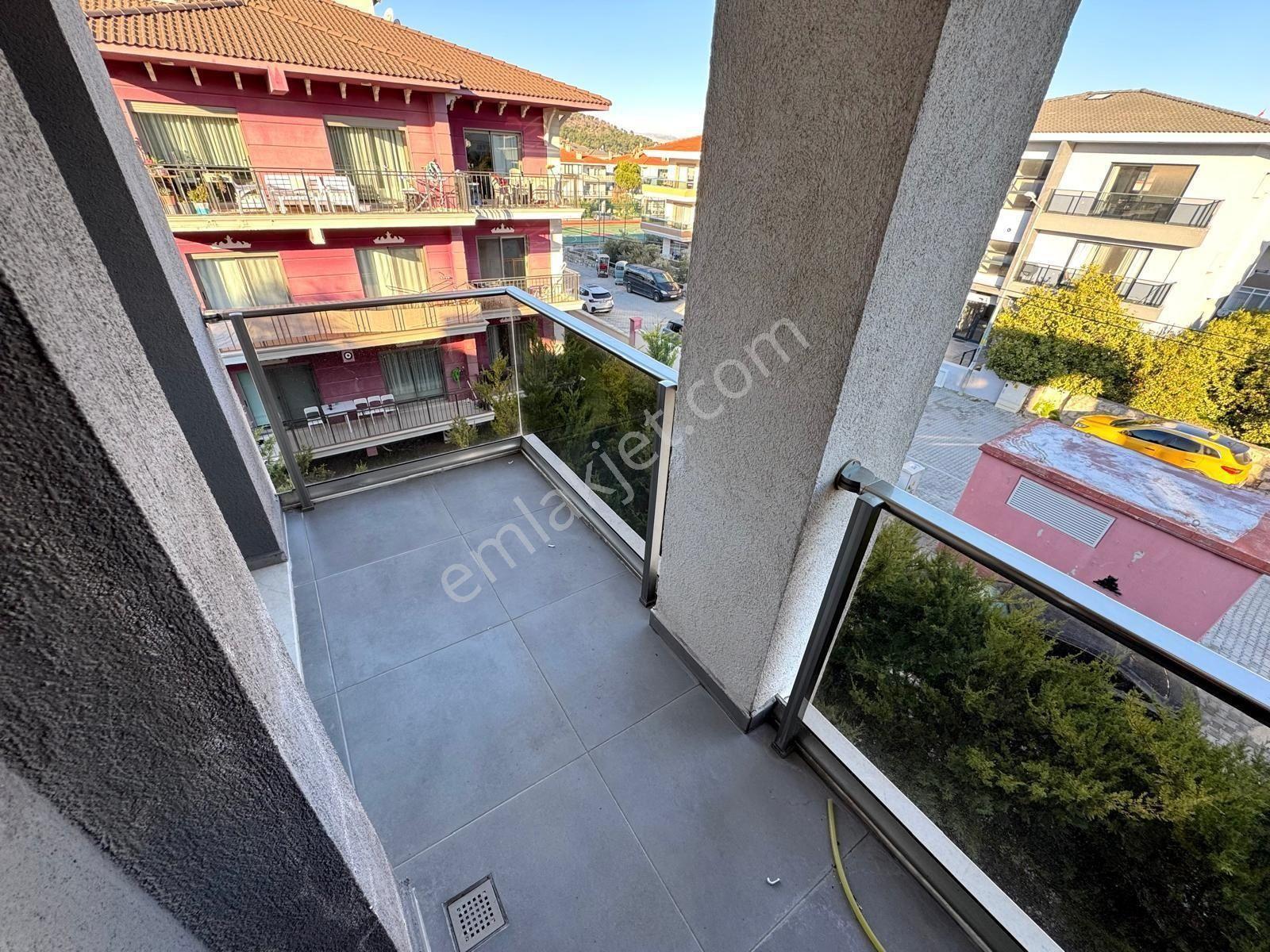 Çeşme Marina Bölgesi Asansörlü Geniş Balkonlu 2+1 Lüks Daire - Görsel 18