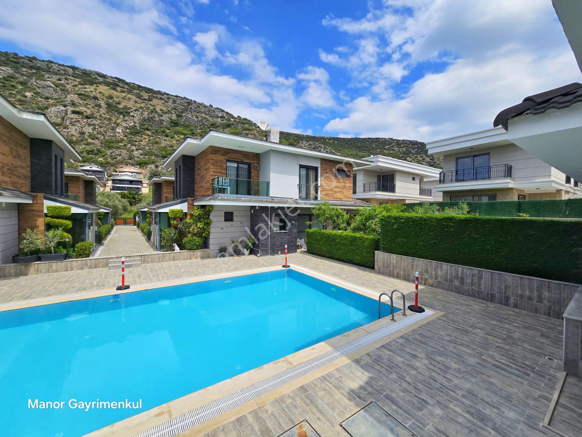 Kuşadası Yavansu'da Eşyalı Köşe Konum Bahçeli 3+1 Villa - Görsel 15