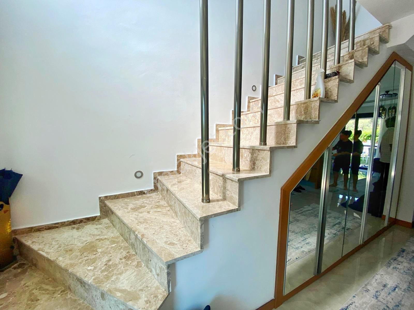 Kuşadası Yavansu'da Eşyalı Köşe Konum Bahçeli 3+1 Villa - Görsel 11
