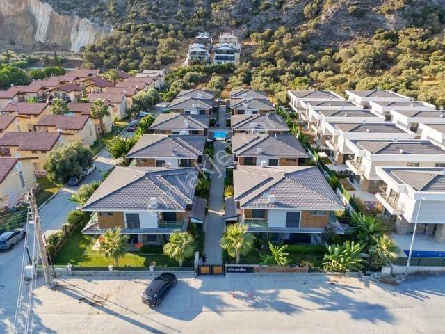 Kuşadası Yavansu'da Eşyalı Köşe Konum Bahçeli 3+1 Villa - Görsel 27
