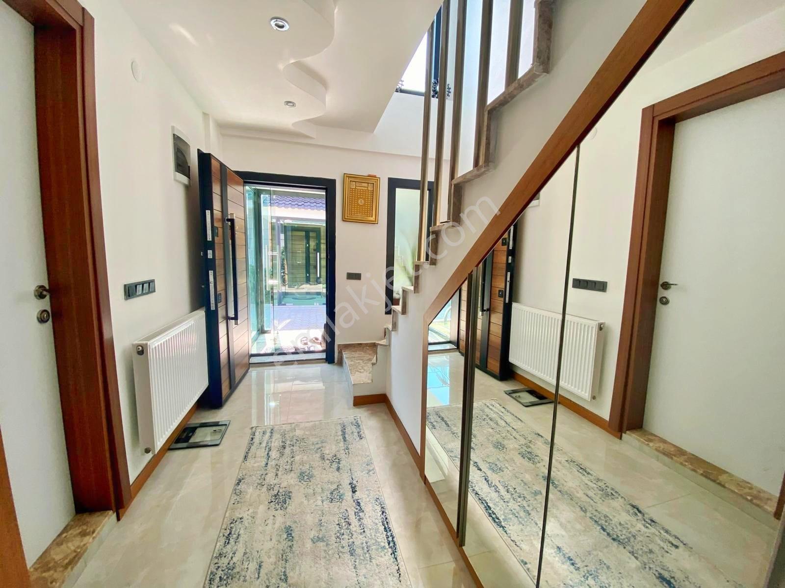 Kuşadası Yavansu'da Eşyalı Köşe Konum Bahçeli 3+1 Villa - Görsel 2