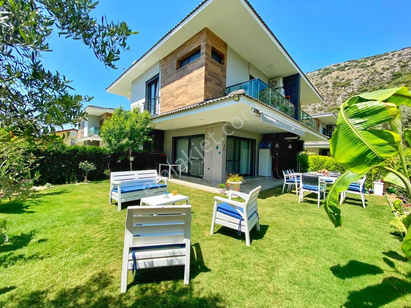 Kuşadası Yavansu'da Eşyalı Köşe Konum Bahçeli 3+1 Villa - Görsel 25