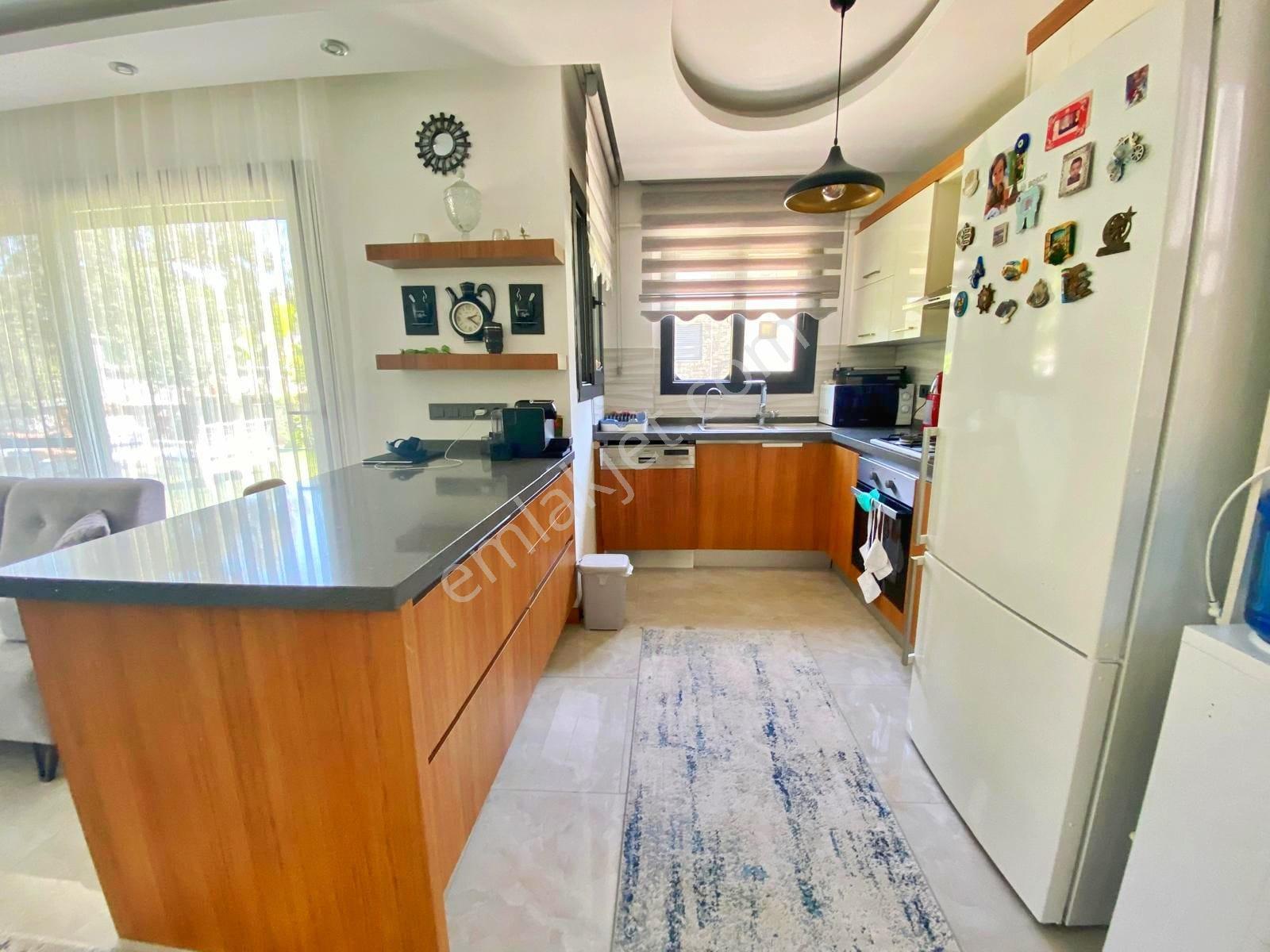 Kuşadası Yavansu'da Eşyalı Köşe Konum Bahçeli 3+1 Villa - Görsel 30