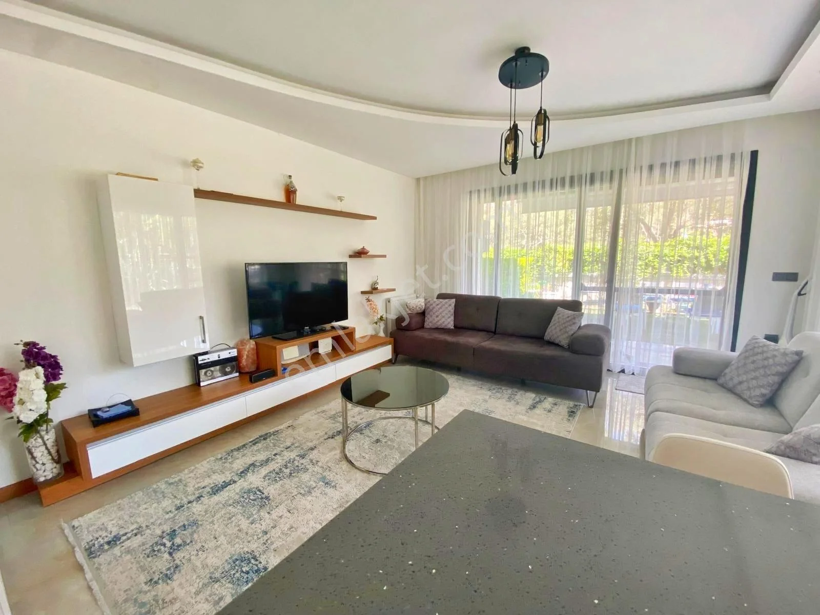 Kuşadası Yavansu'da Eşyalı Köşe Konum Bahçeli 3+1 Villa - Görsel 3