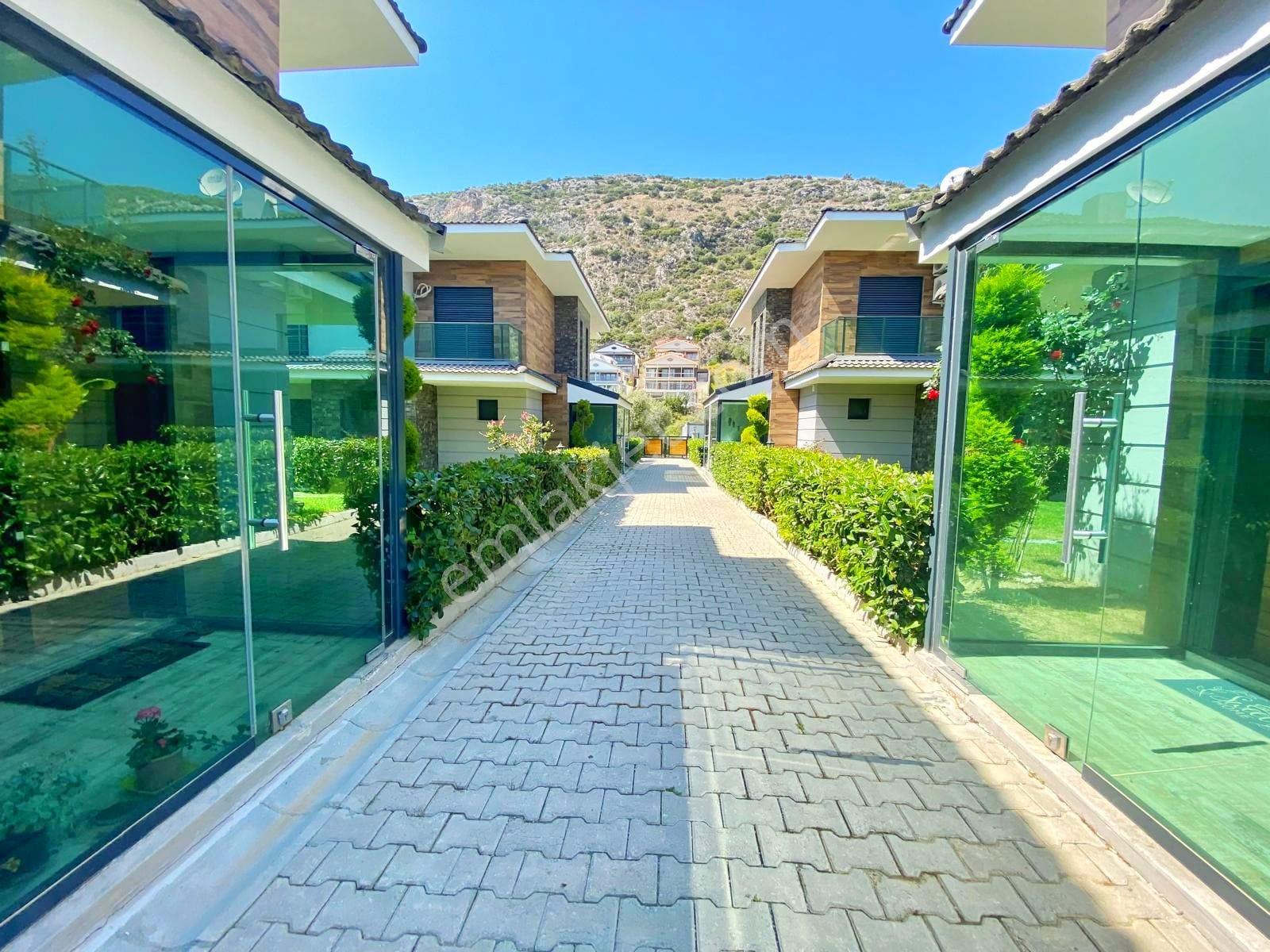Kuşadası Yavansu'da Eşyalı Köşe Konum Bahçeli 3+1 Villa - Görsel 12