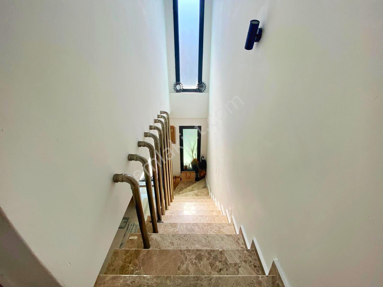 Kuşadası Yavansu'da Eşyalı Köşe Konum Bahçeli 3+1 Villa - Görsel 5
