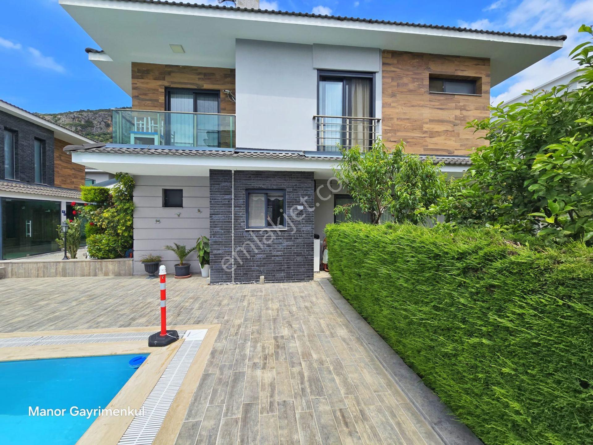 Kuşadası Yavansu'da Eşyalı Köşe Konum Bahçeli 3+1 Villa - Görsel 16