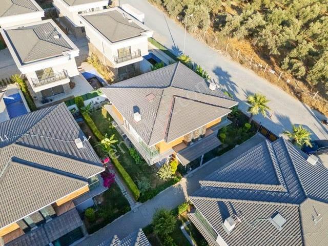 Kuşadası Yavansu'da Eşyalı Köşe Konum Bahçeli 3+1 Villa - Görsel 13