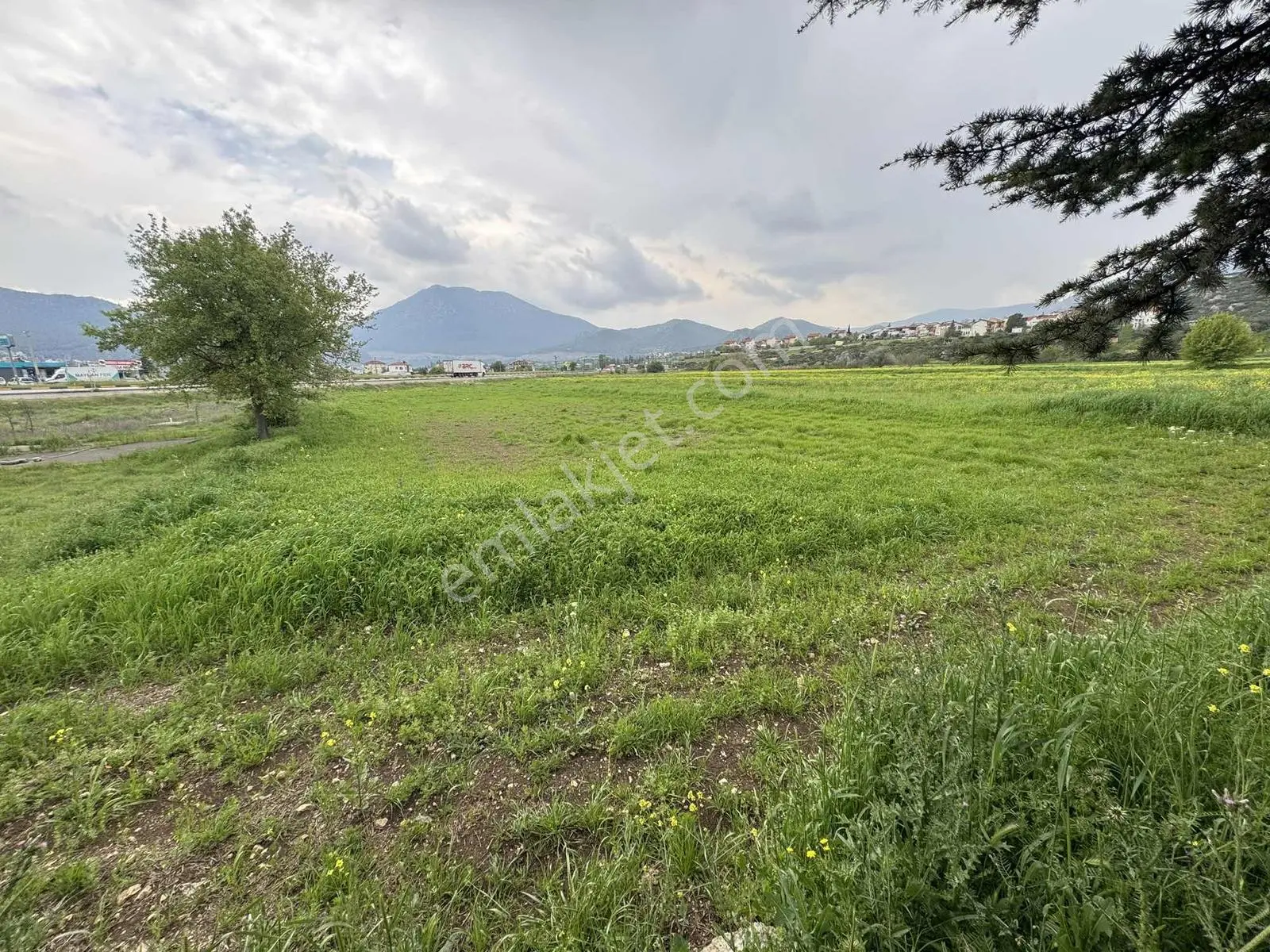 A K Mutludan Dağbelinde Benzinlik - Villa Sitesi Yapmaya Uygun