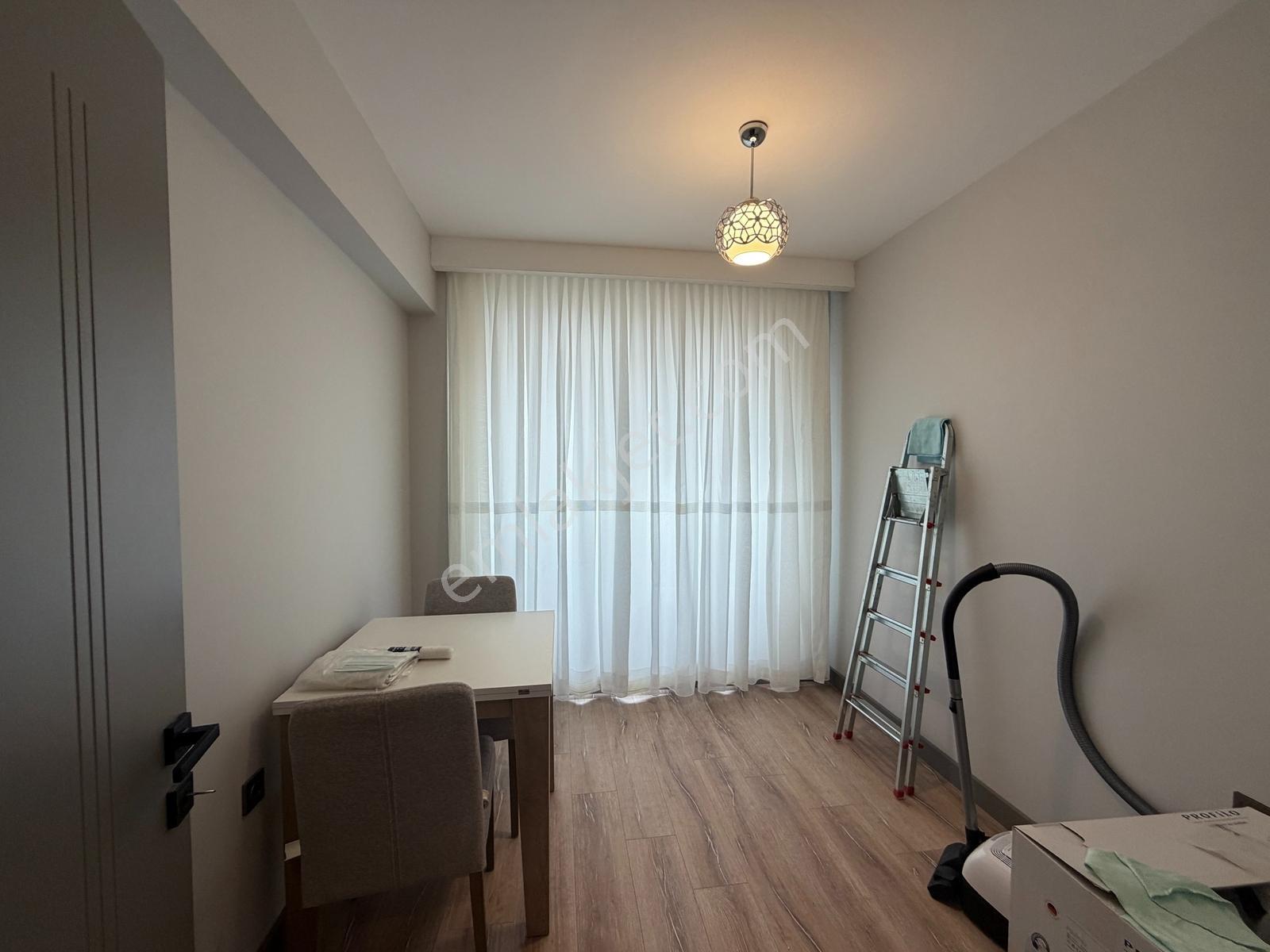 Alaçatıdan İncek'te Sıfır Eşyalı Lüks Kiralık 2+1 - Görsel 7