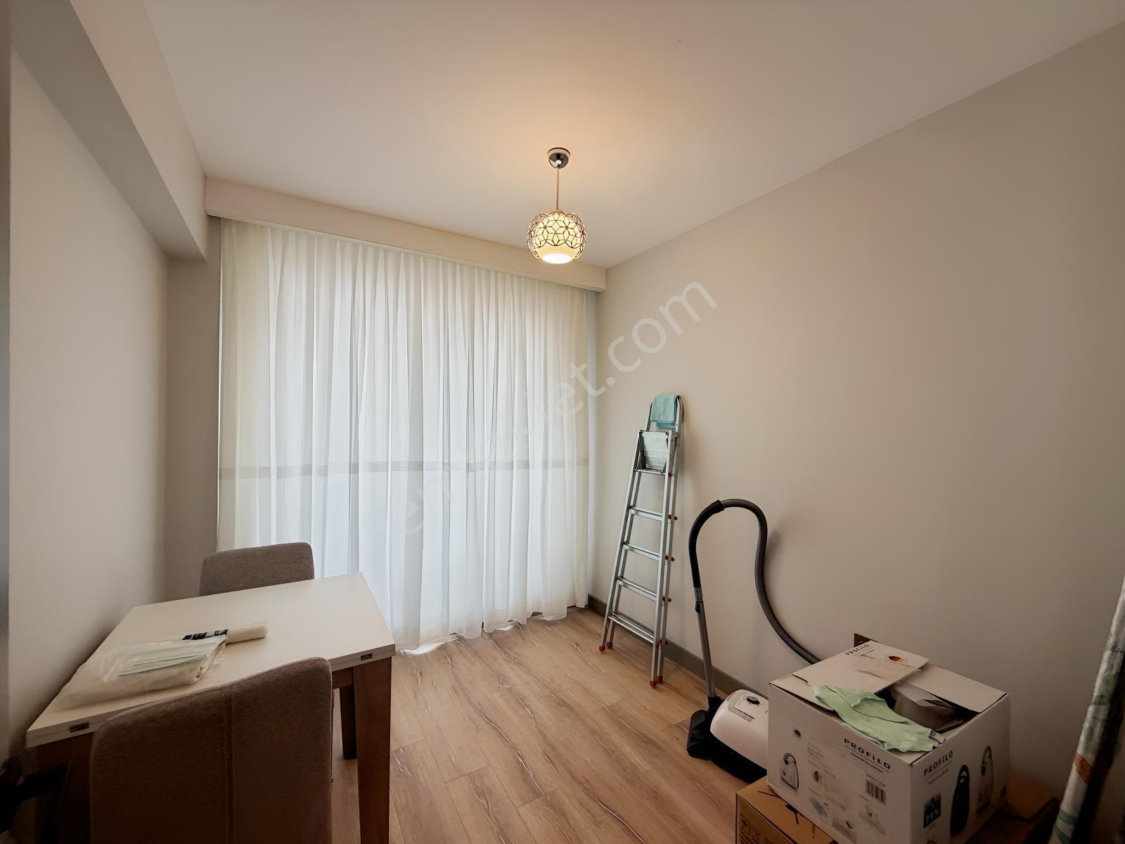 Alaçatıdan İncek'te Sıfır Eşyalı Lüks Kiralık 2+1 - Görsel 28