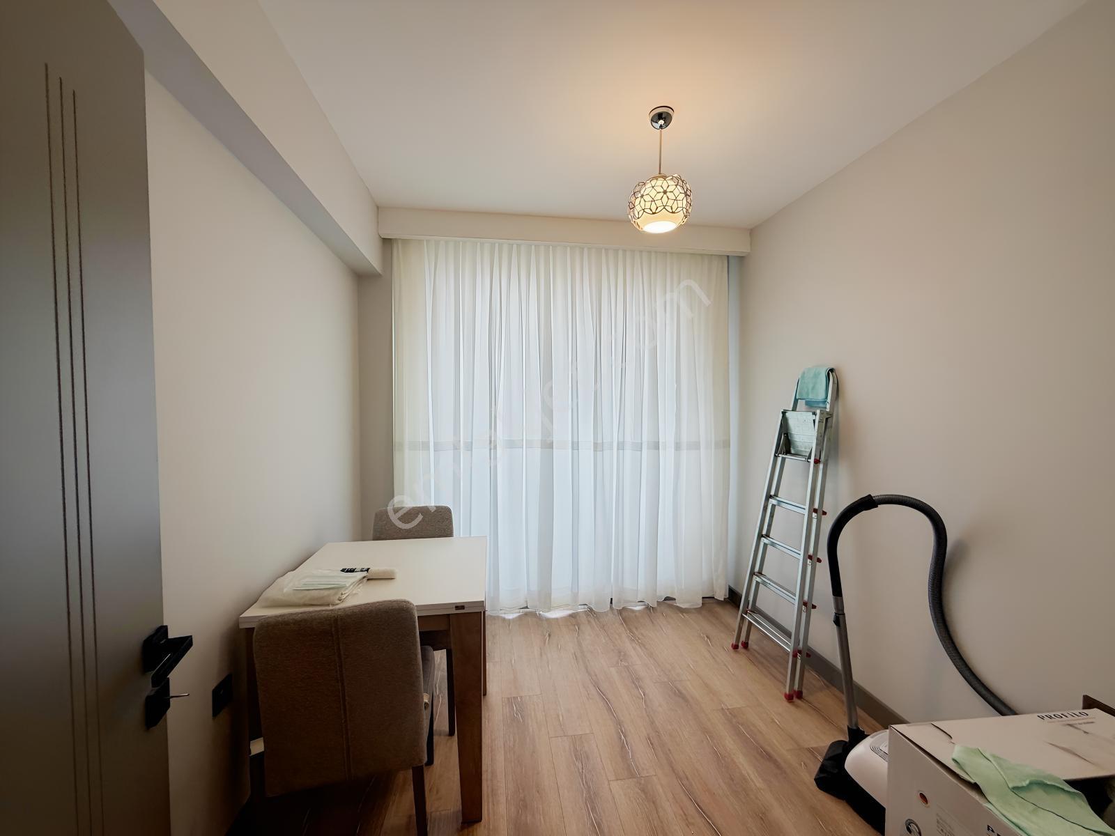 Alaçatıdan İncek'te Sıfır Eşyalı Lüks Kiralık 2+1 - Görsel 27