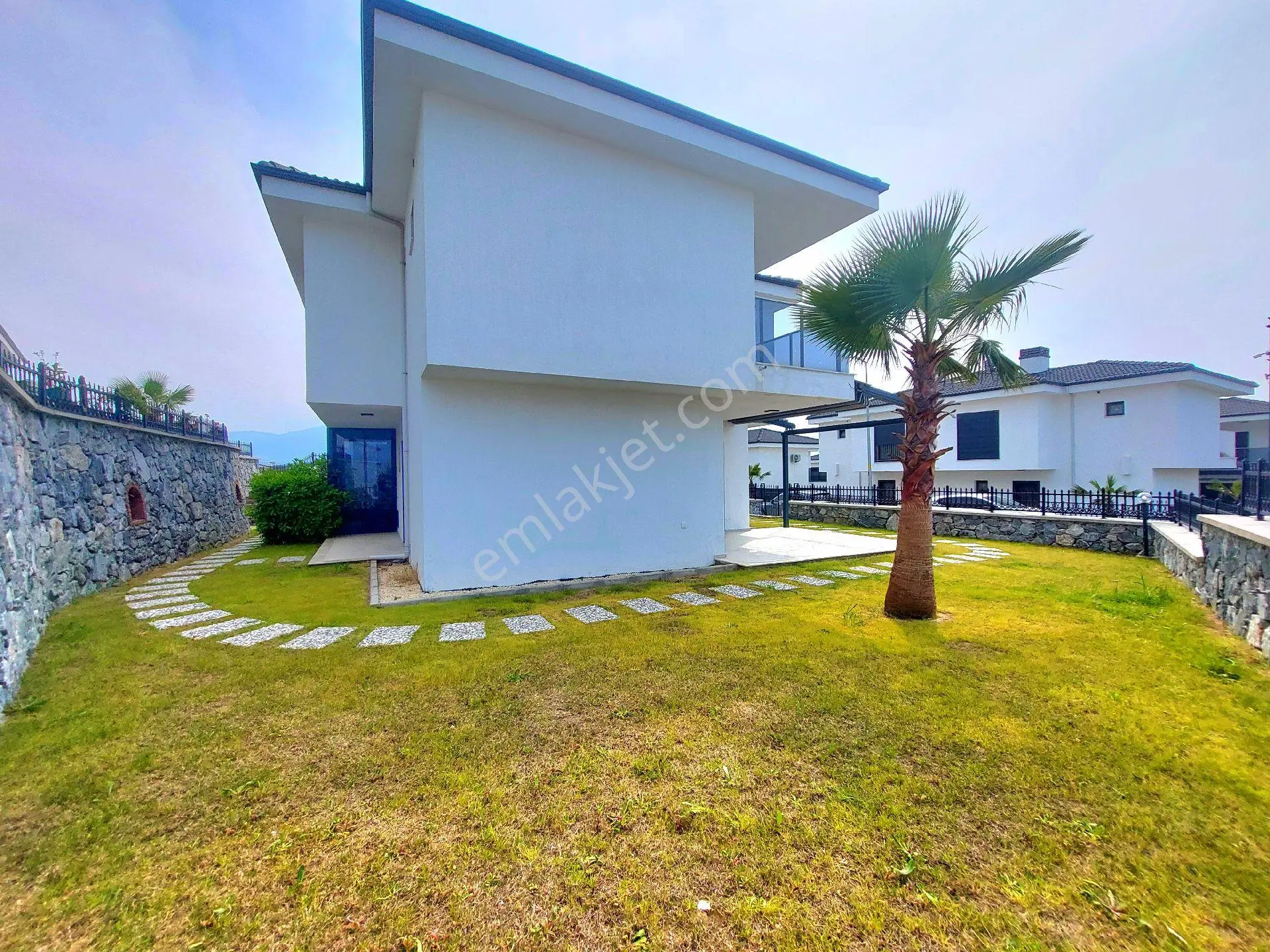 Kuşadasında Havuzlu Ve Sosyal Alanlı Sitede Bahçeli Sıfır Villa - Görsel 4