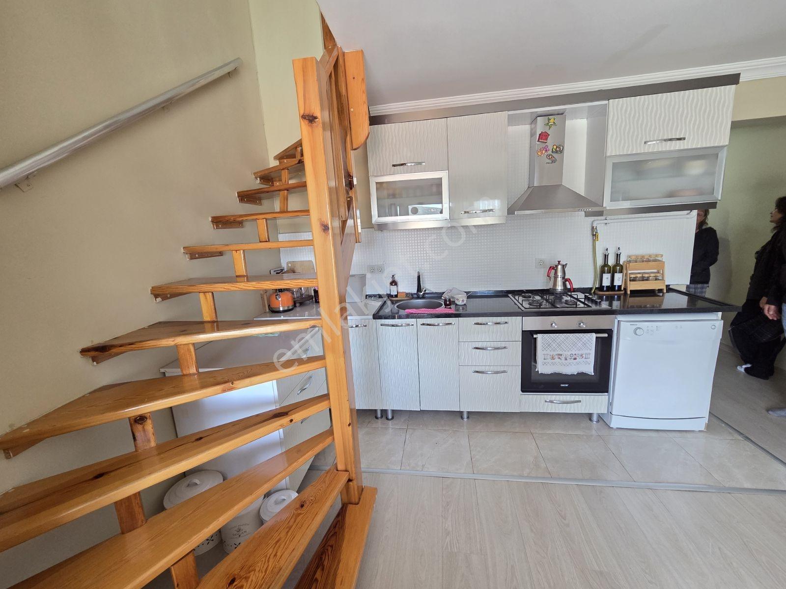 Yenifoça Fokai Terasları'nda Eşyasız Kiralık 3+1 Dubleks Villa - Görsel 13