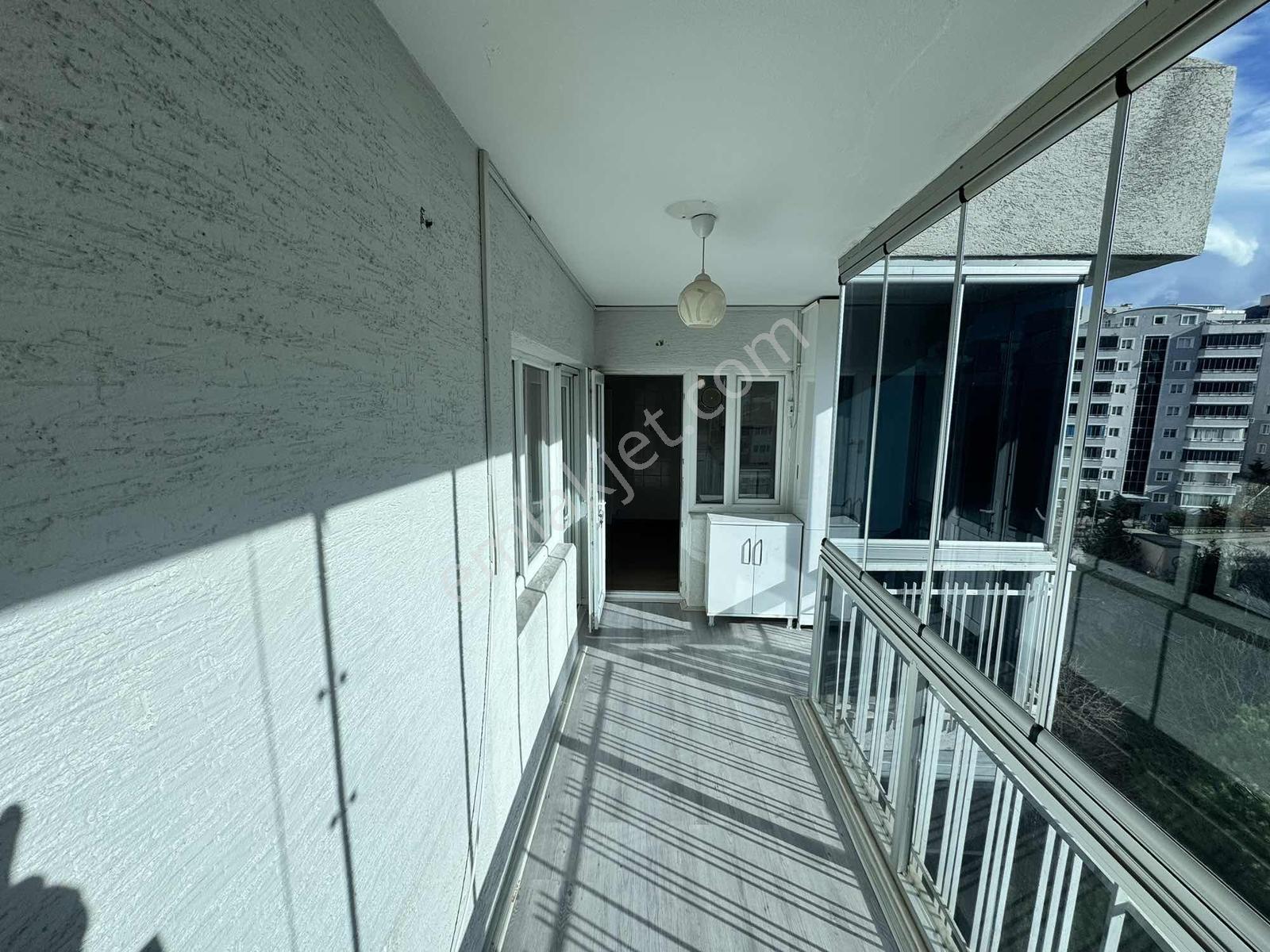 75.yıl Mahallesi Çimen Kaya Sitesinde 3+1 Kiralık Daire - Görsel 2