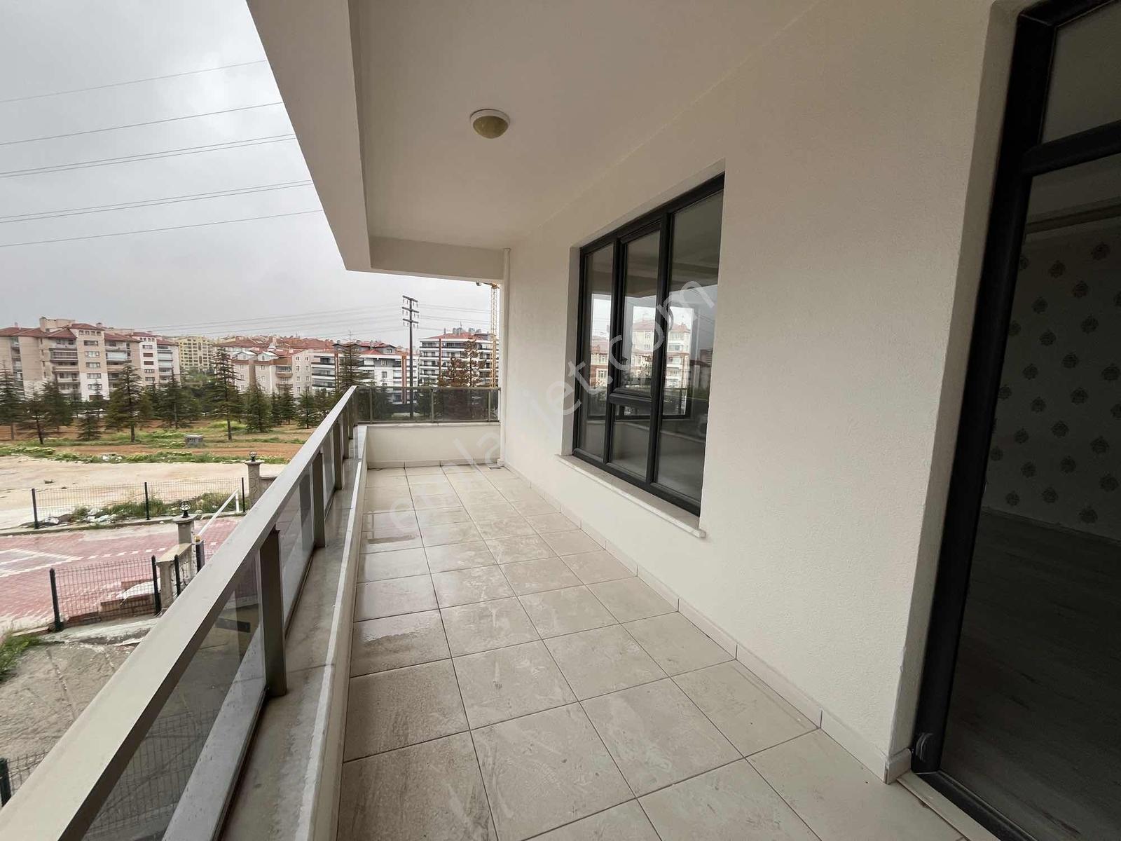Ermoradan Barış Caddesinde Kanyon Parkı Civarı Geniş 3+1 Daire - Görsel 16