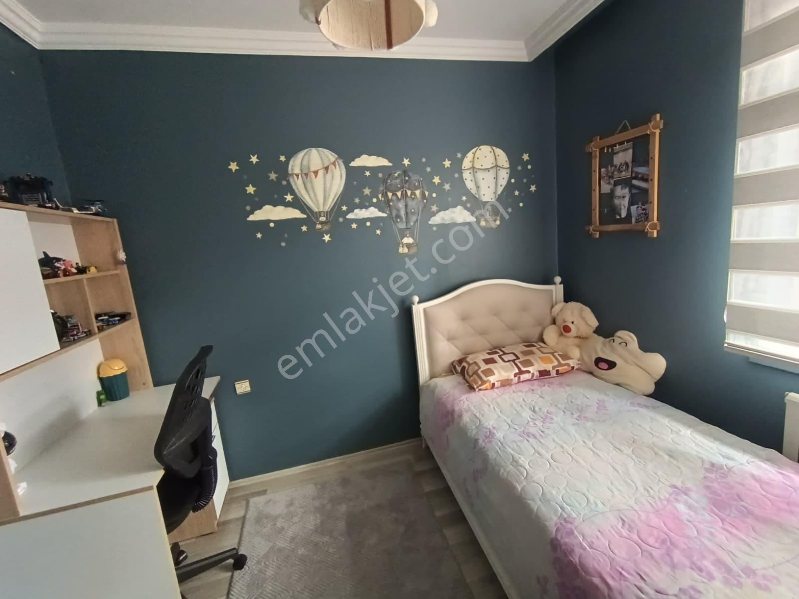 Hayatın İçinde Caddede Muradiye Cami Karşısı Satılık 3+1 Daire
